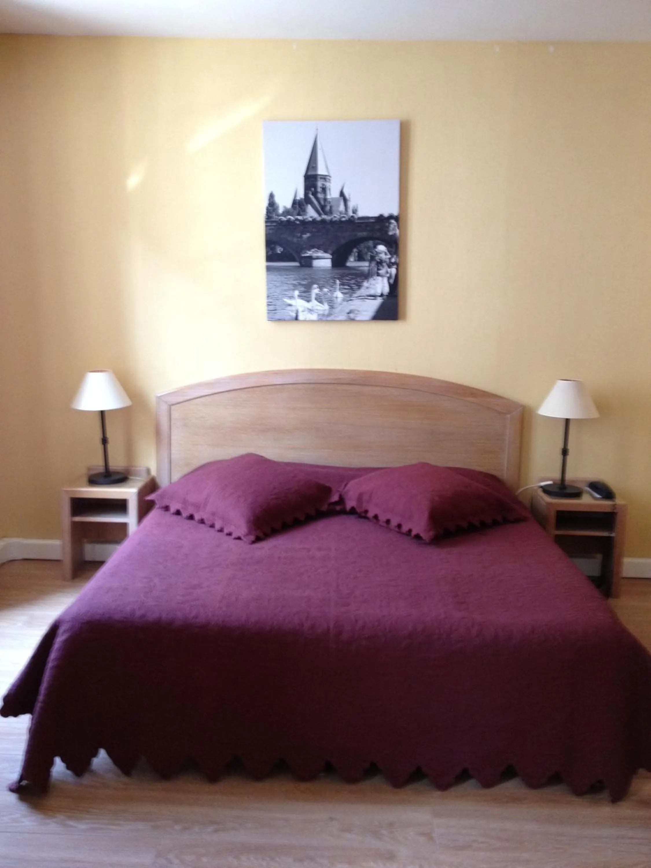 Bed in Hôtel Du Théâtre Centre Historique - Parking Souterrain Public Gratuit