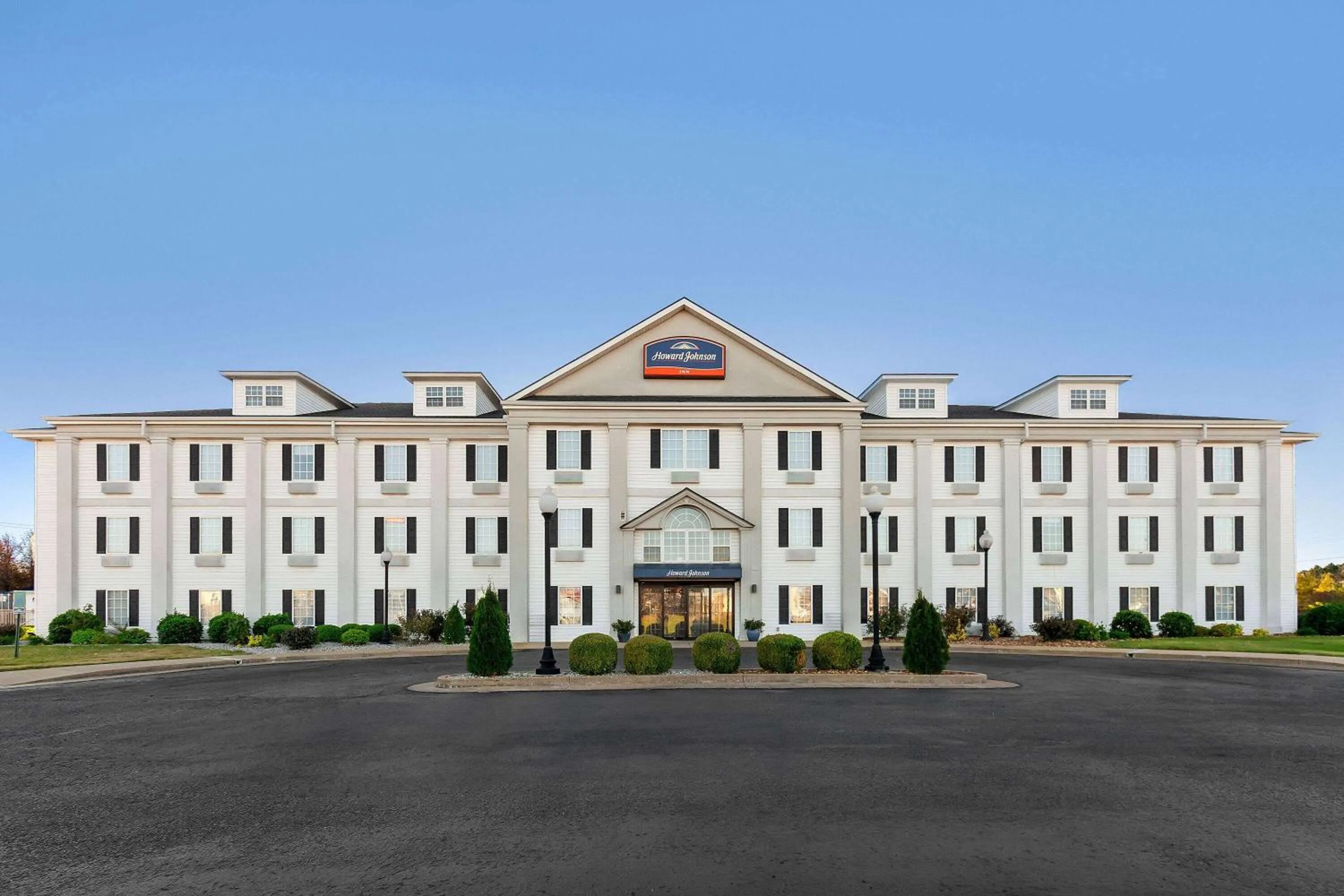 Property building in Howard Johnson by Wyndham Jackson