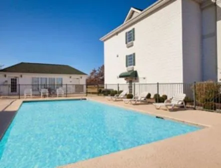 Swimming pool in Howard Johnson by Wyndham Jackson