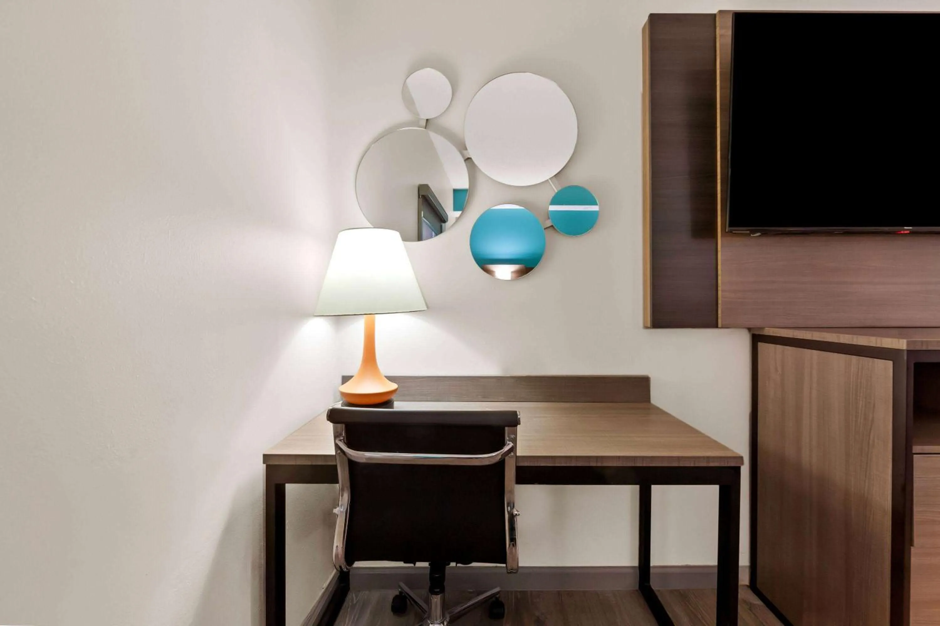 Photo of the whole room in Howard Johnson by Wyndham Jackson