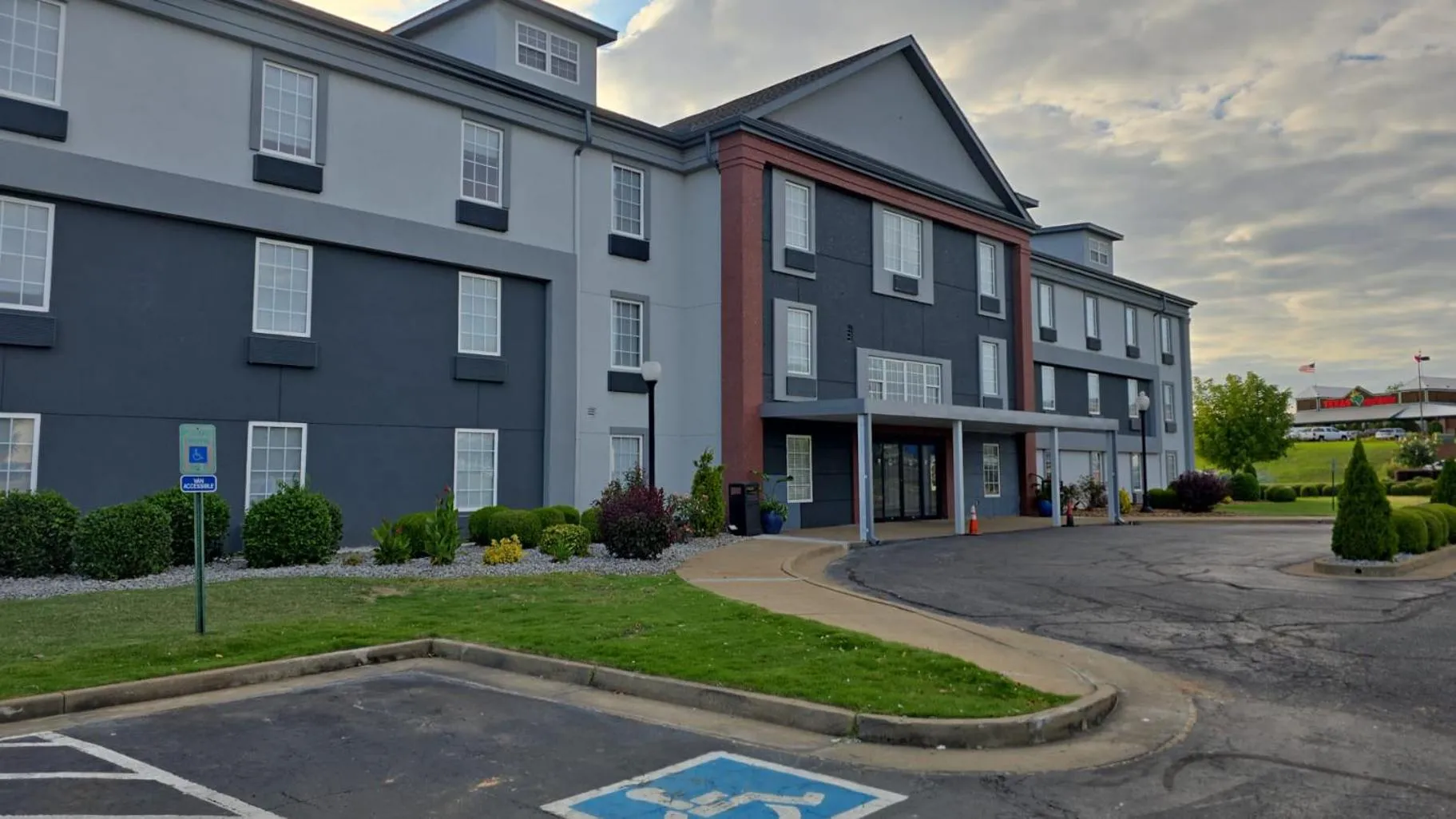 Property building in Howard Johnson by Wyndham Jackson