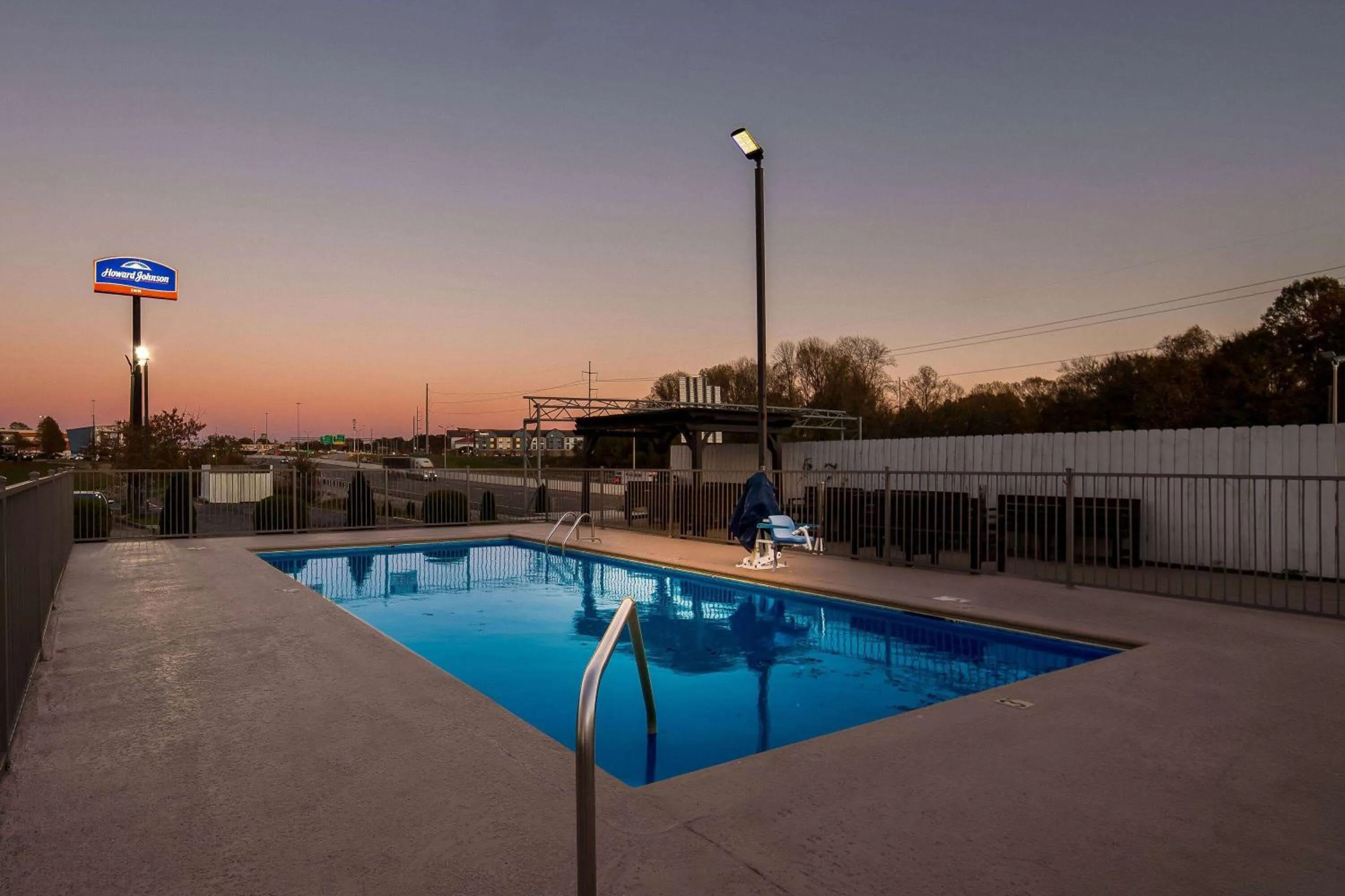 Swimming pool in Howard Johnson by Wyndham Jackson