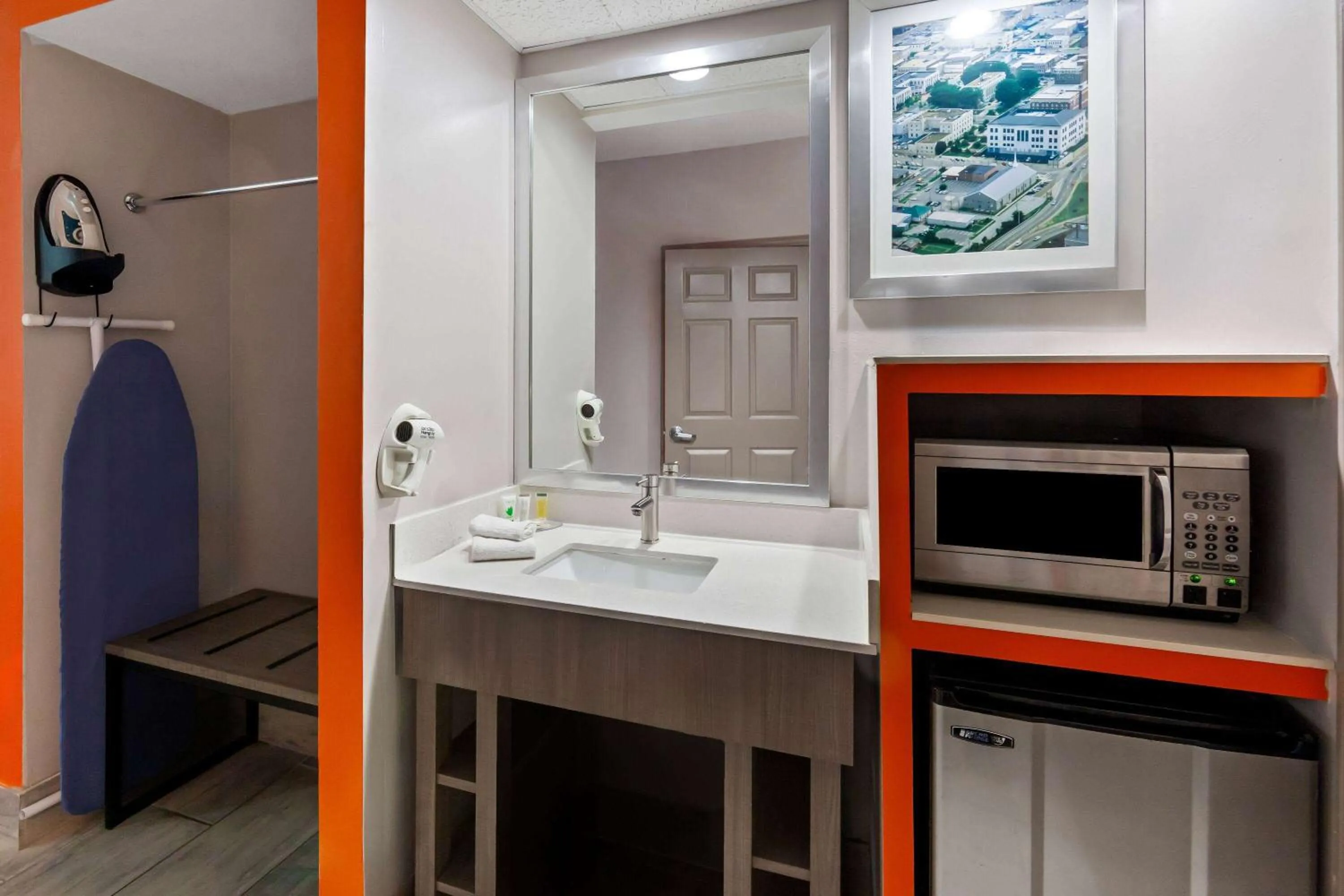 Bed in Howard Johnson by Wyndham Jackson