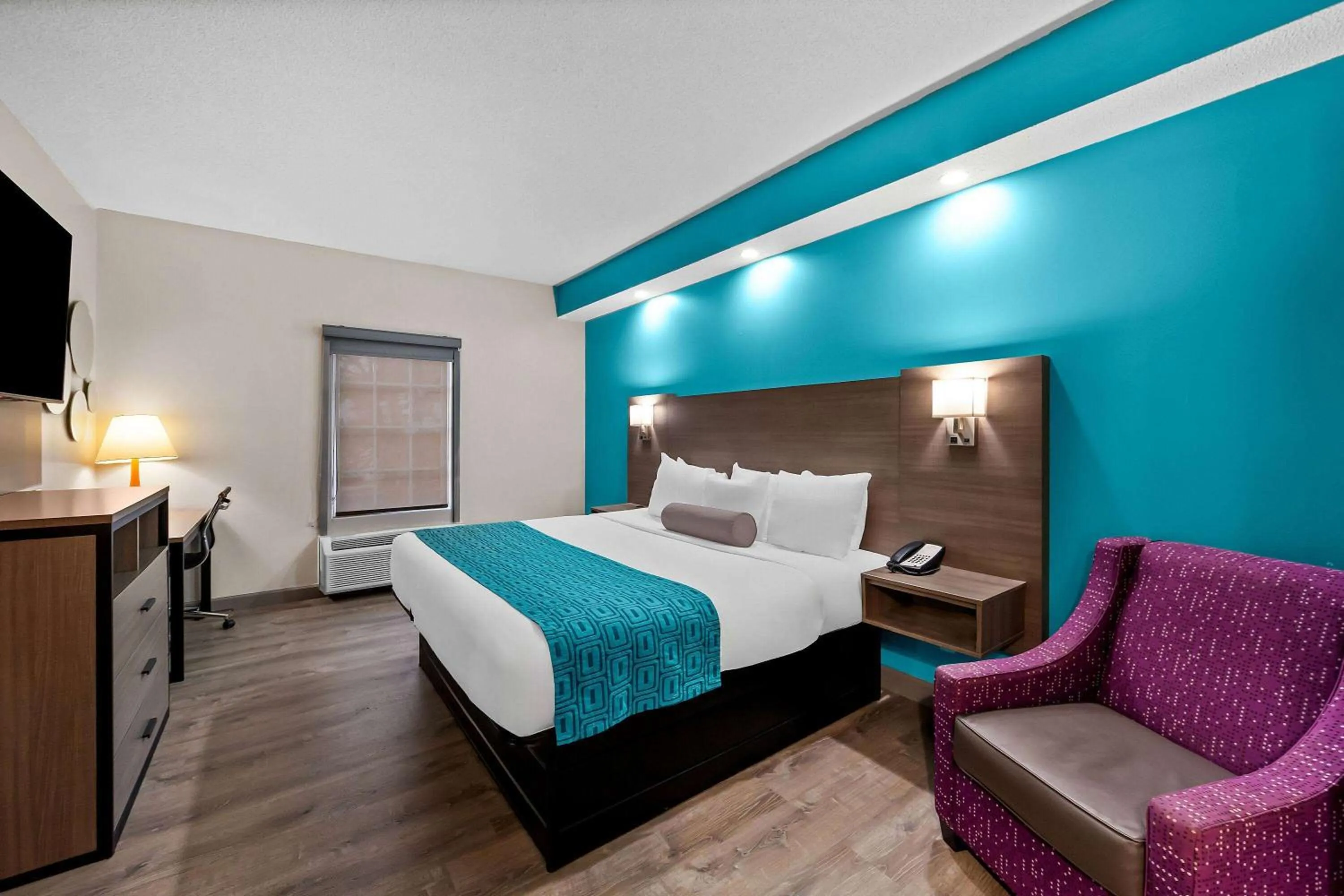 Bed in Howard Johnson by Wyndham Jackson