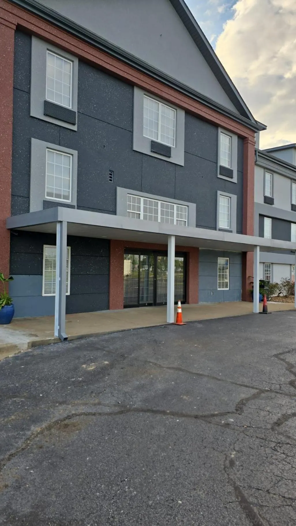 Property building in Howard Johnson by Wyndham Jackson