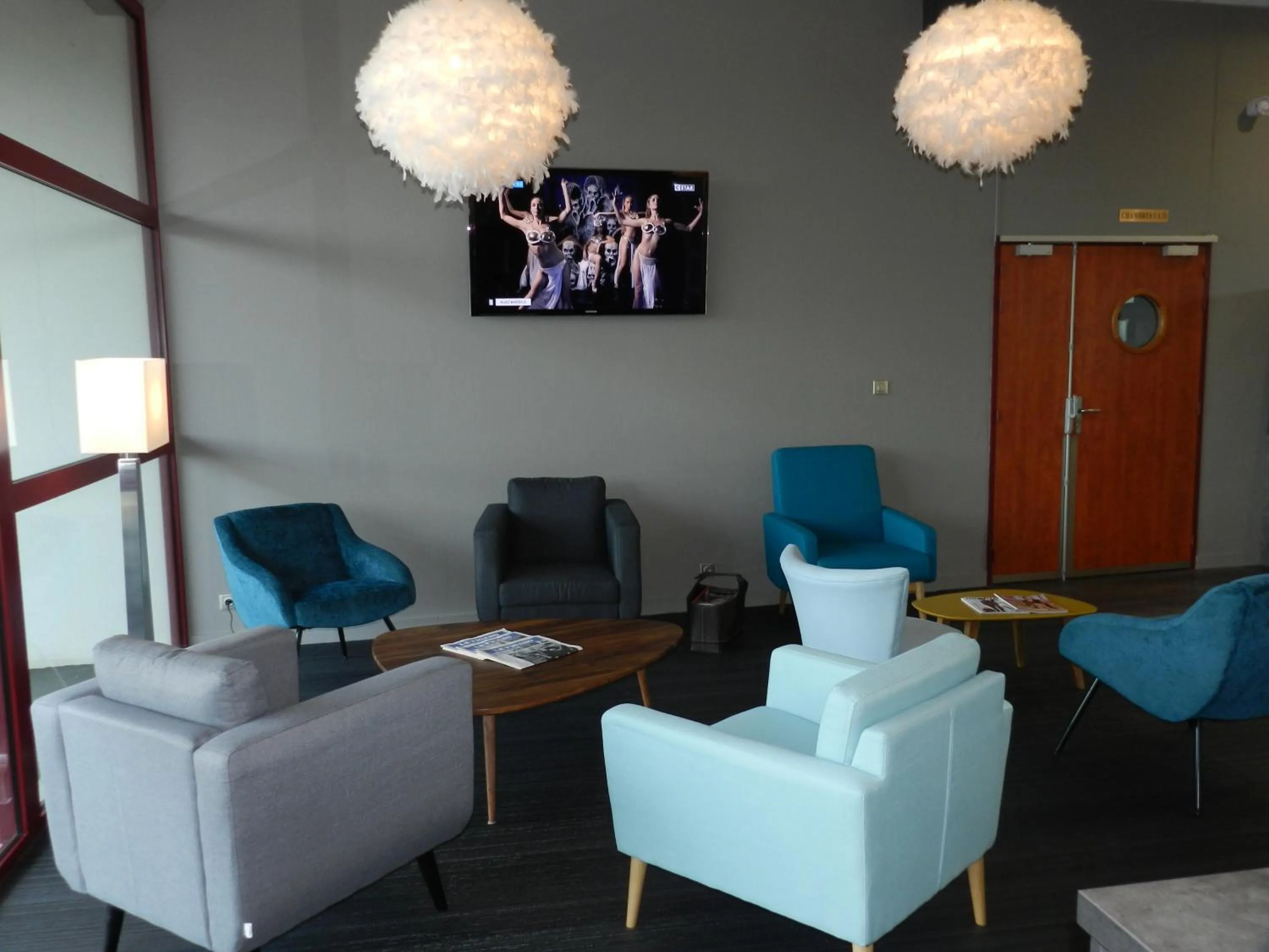 Communal lounge/ TV room in Brit Hotel Confort BRESSUIRE