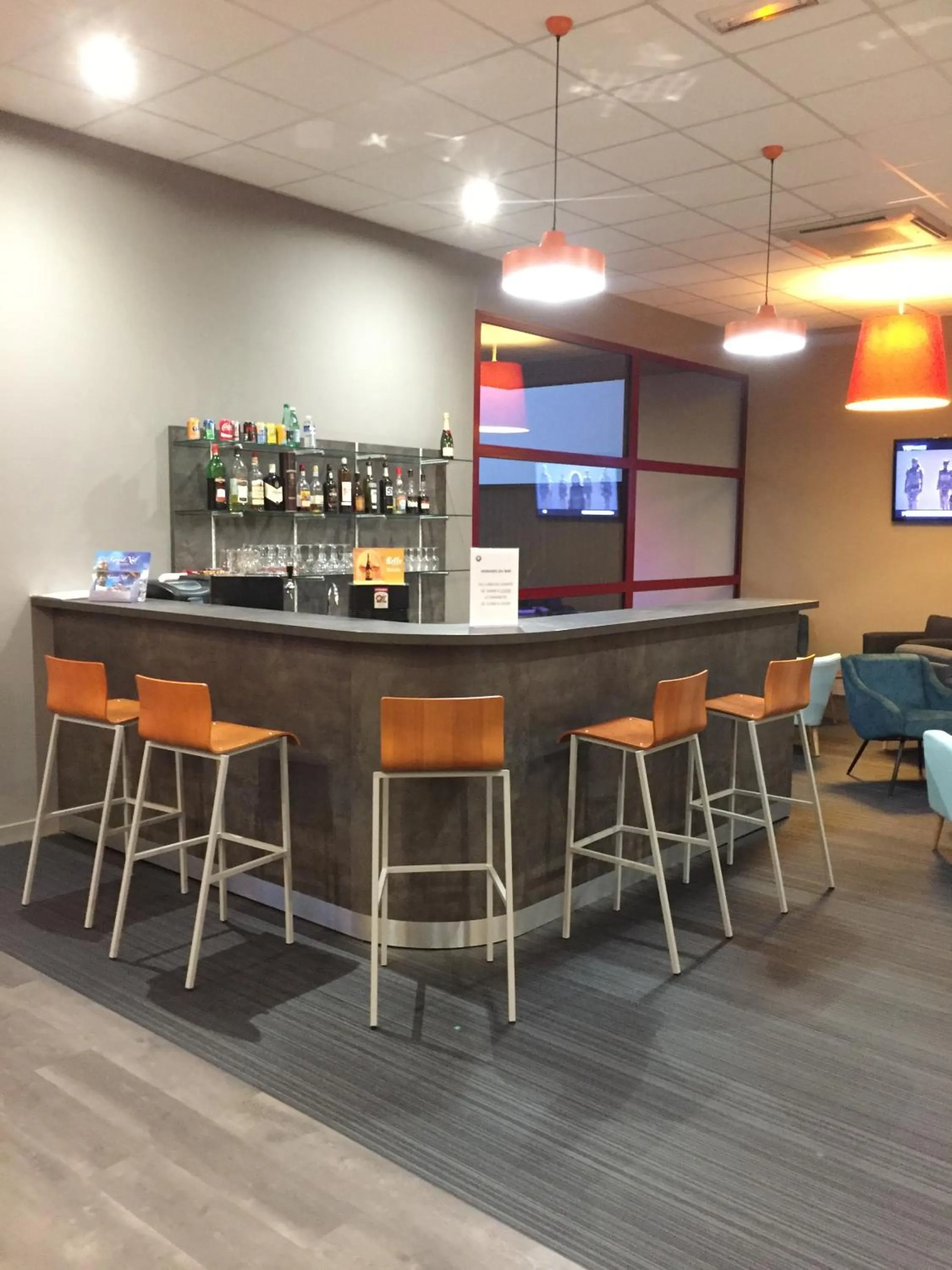 Lounge or bar in Brit Hotel Confort BRESSUIRE