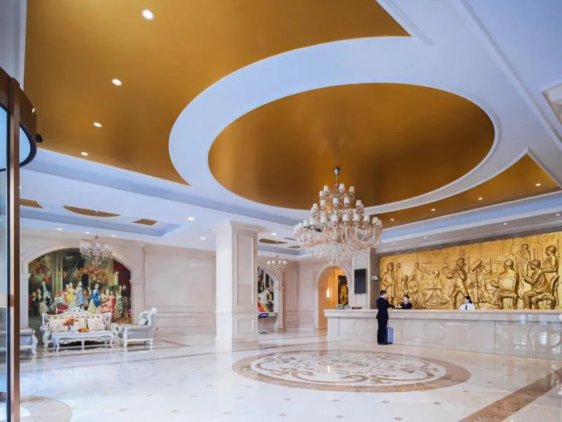 Vienna Hotel (Shanghai jinshanwei Railway Station City Beach Shop)