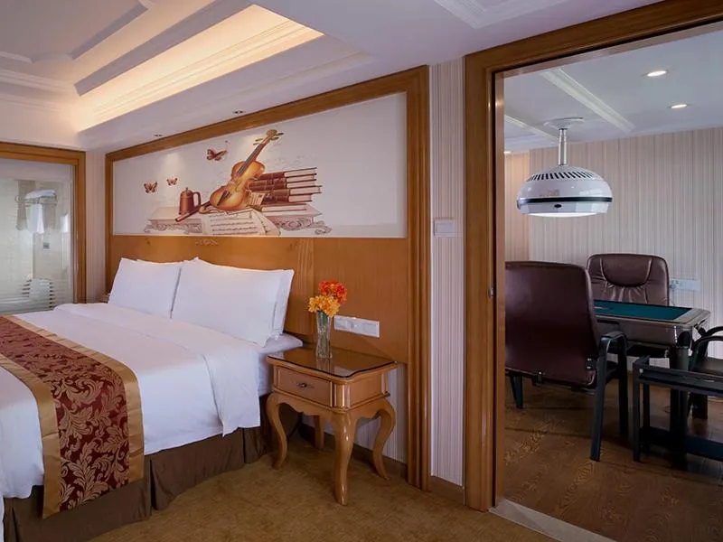 Bed in Vienna International Hotel (Shenzhen Fuyong Convention and Exhibition Center)