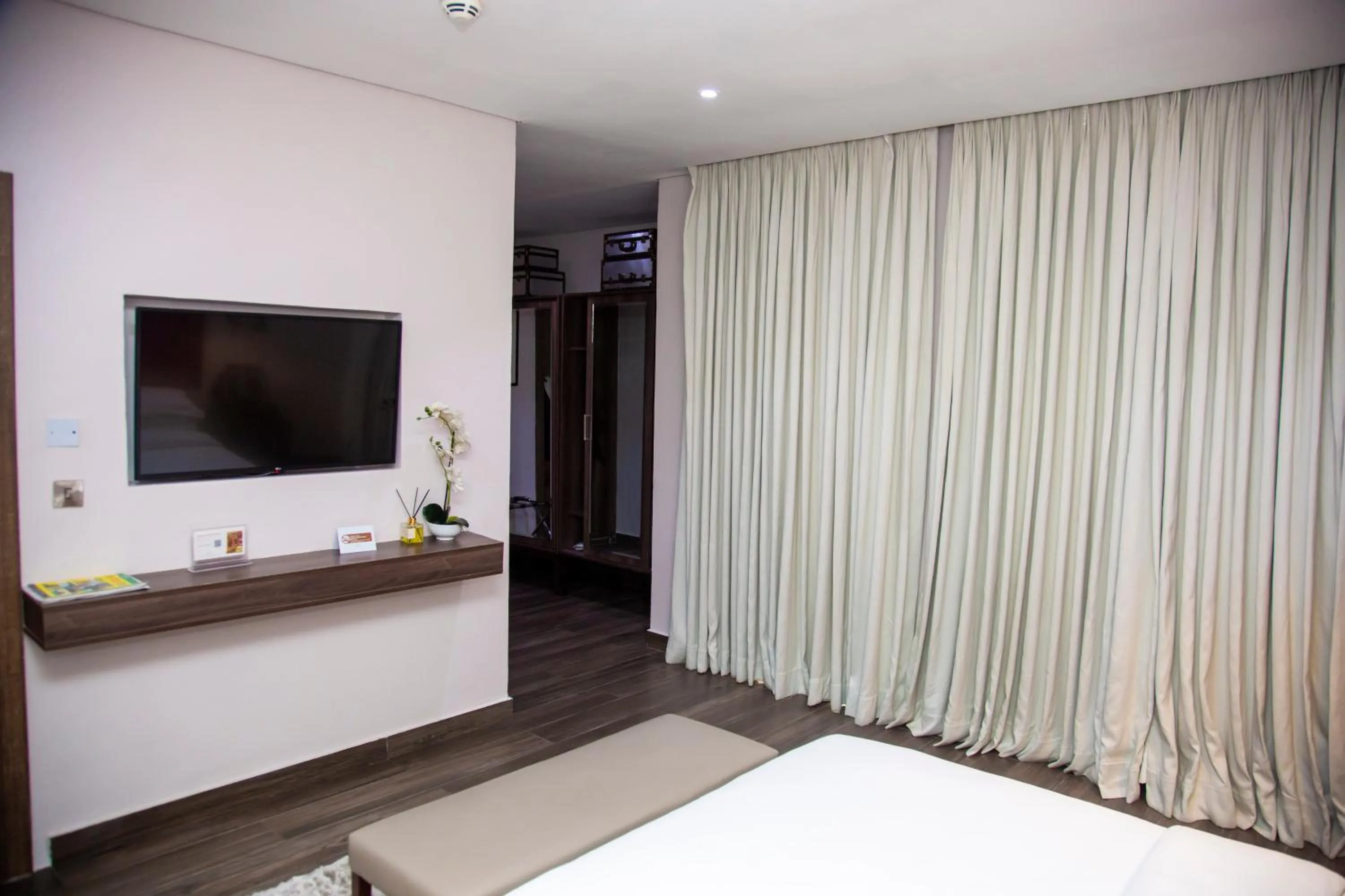 TV and multimedia, Bed in The White Orchid Hotel