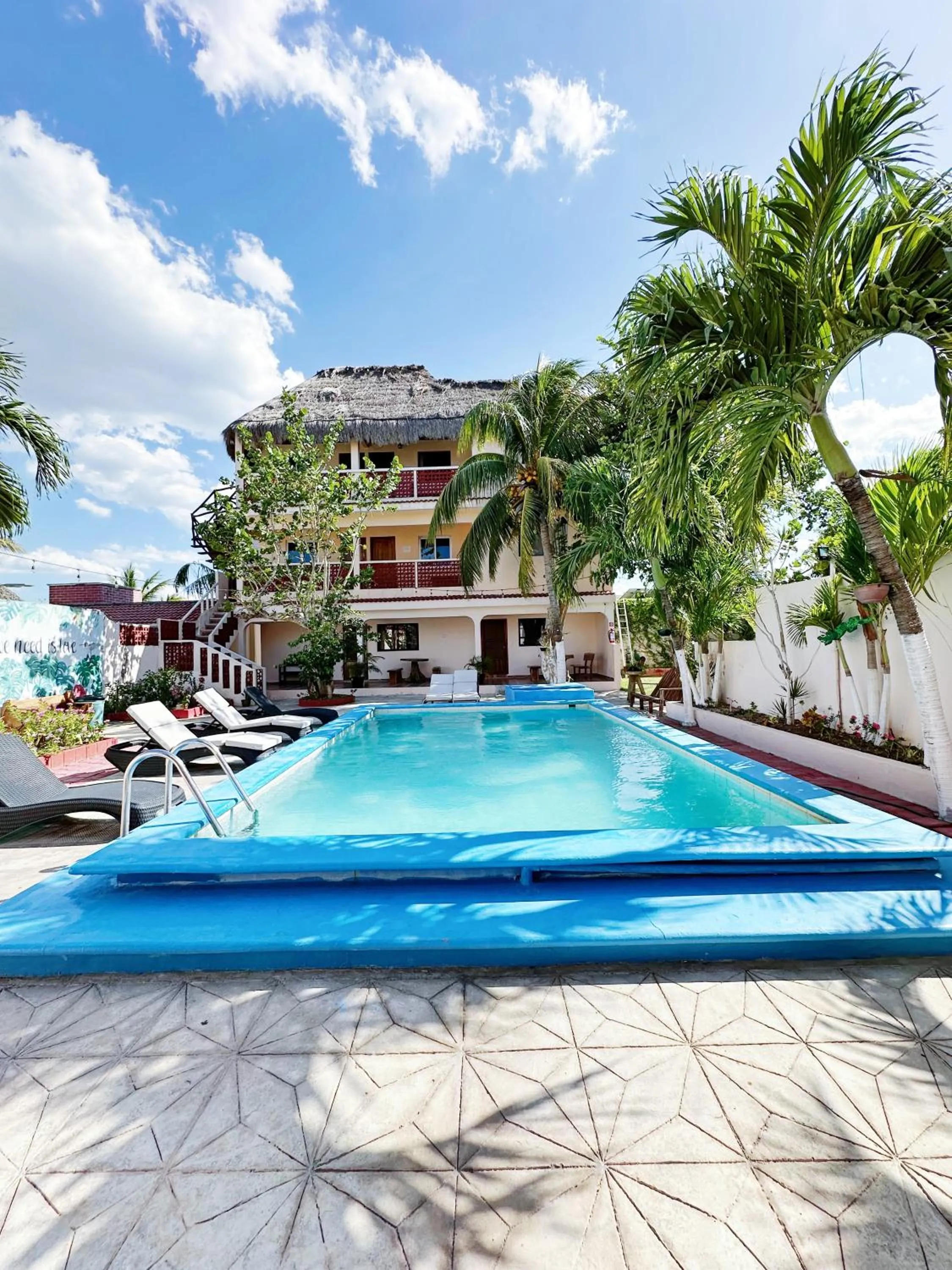Swimming pool in Hotel El Perico Marinero