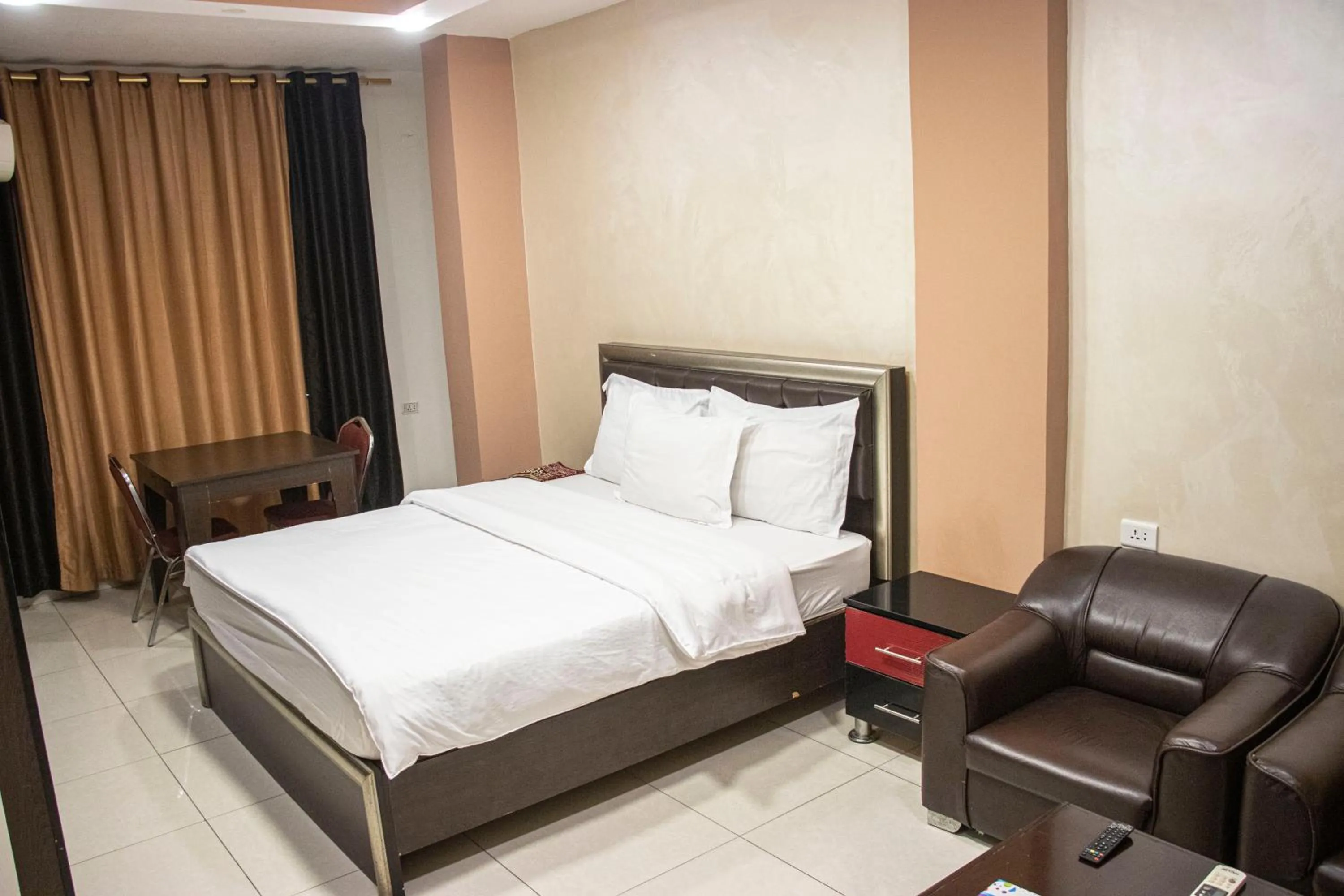 Bed in Sara Crown Hotel