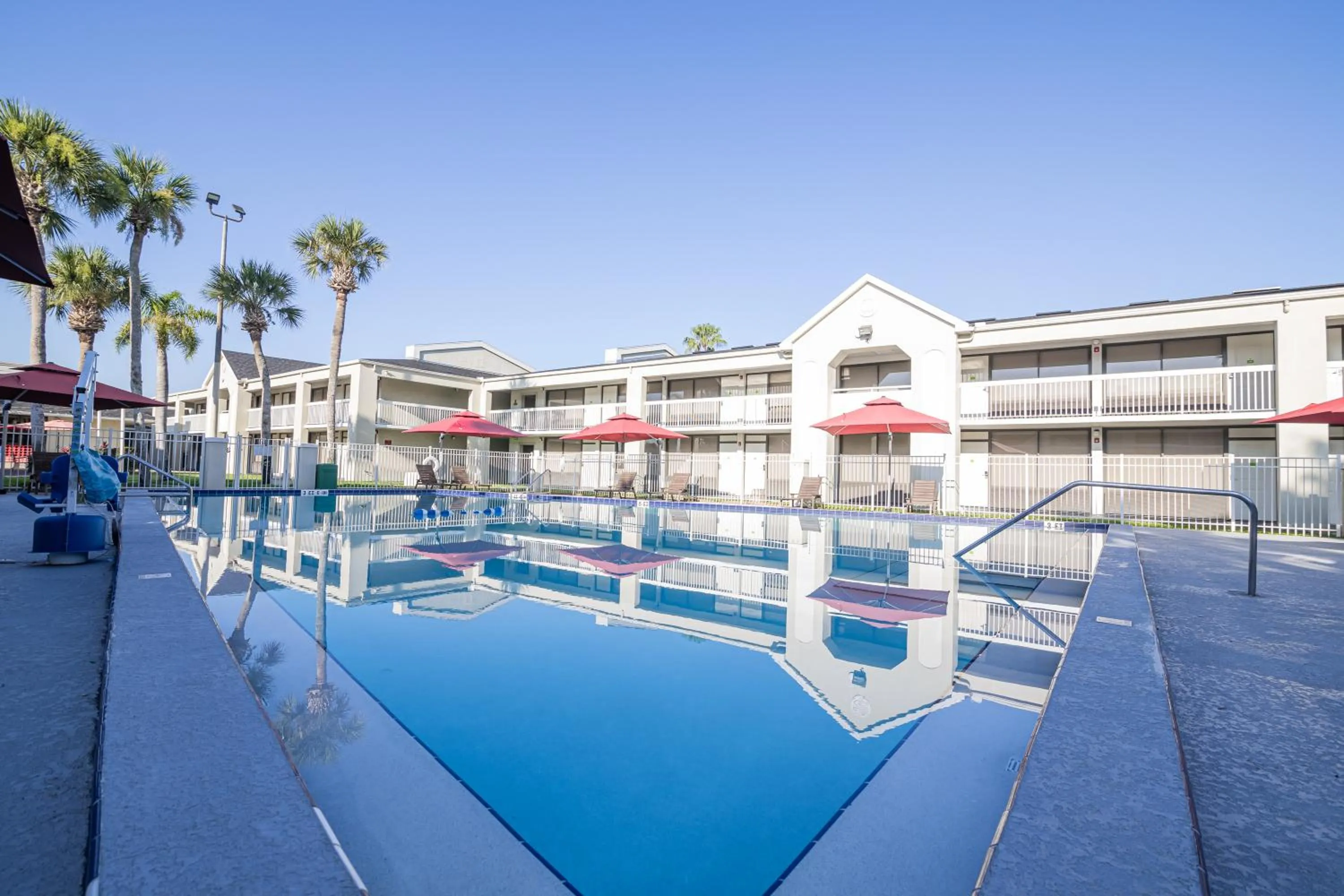 Swimming pool in Hotel Room Near Disney 4 People