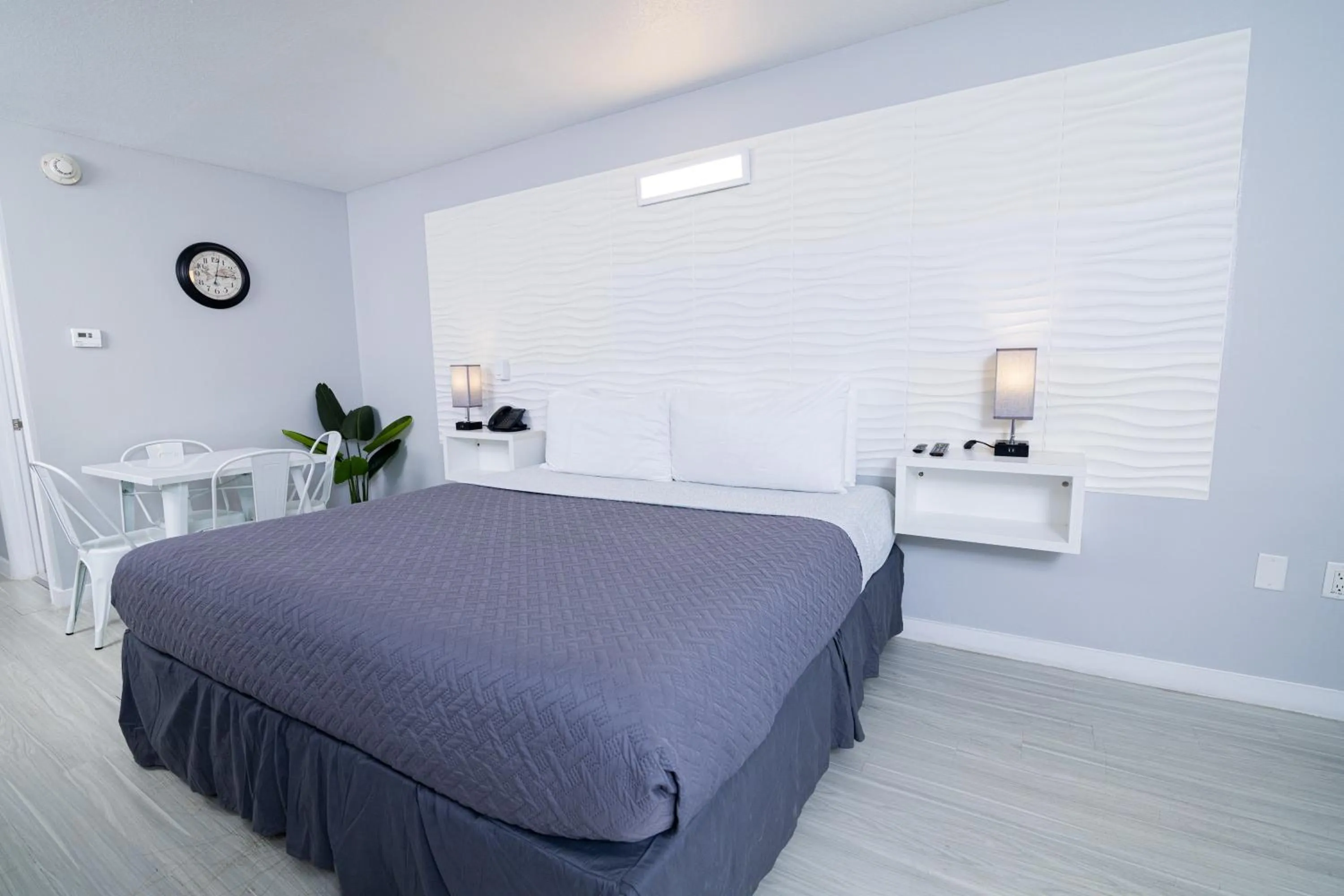 Bedroom, Bed in Hotel Room Near Disney 4 People