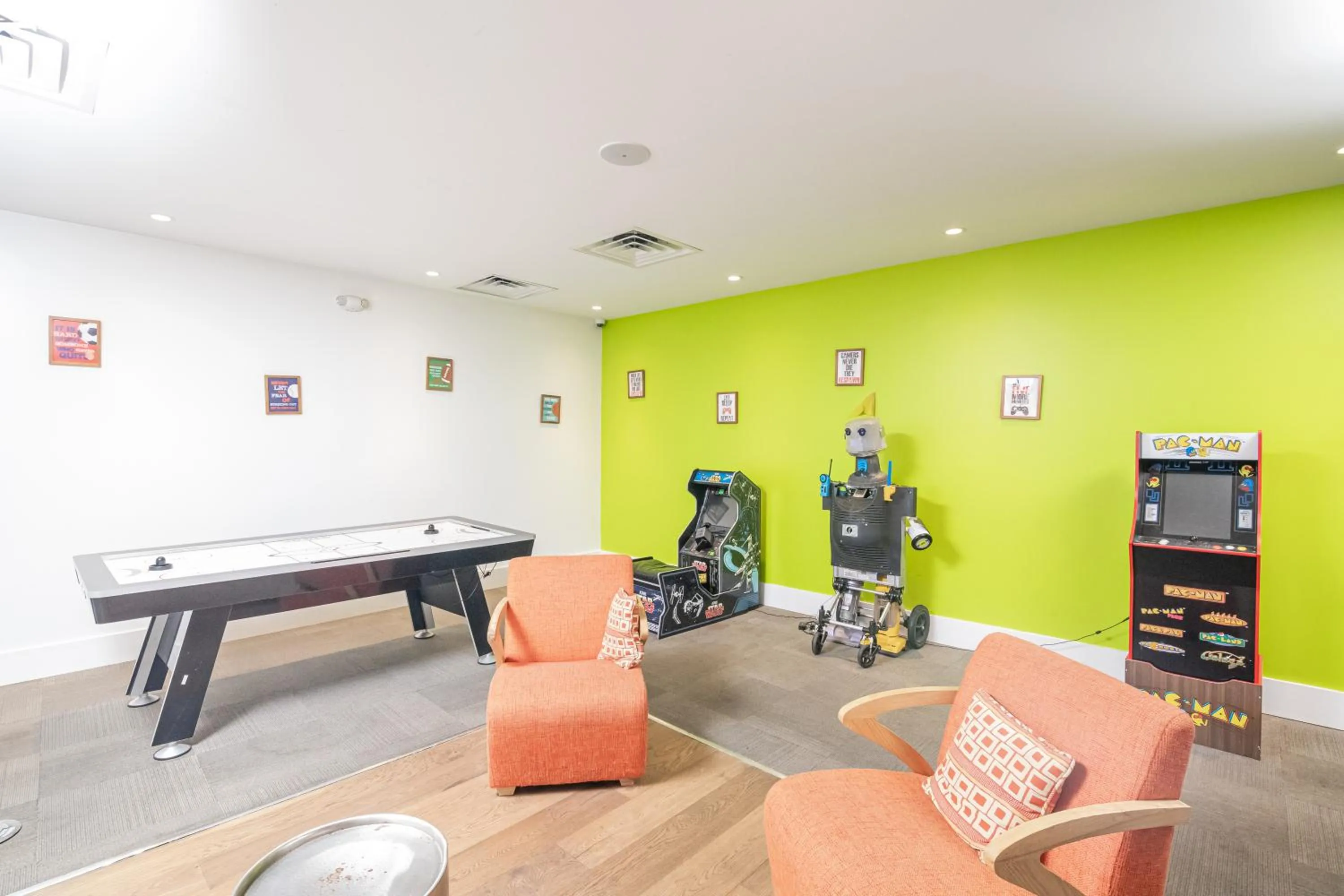 Game Room in Hotel Room Near Disney 4 People