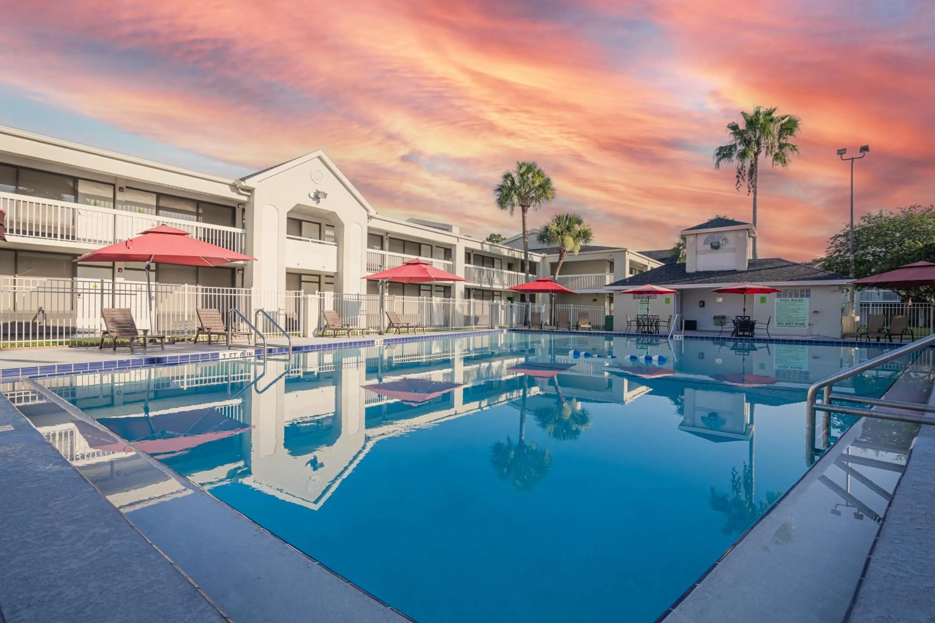 Swimming pool in Hotel Room Near Disney 4 People