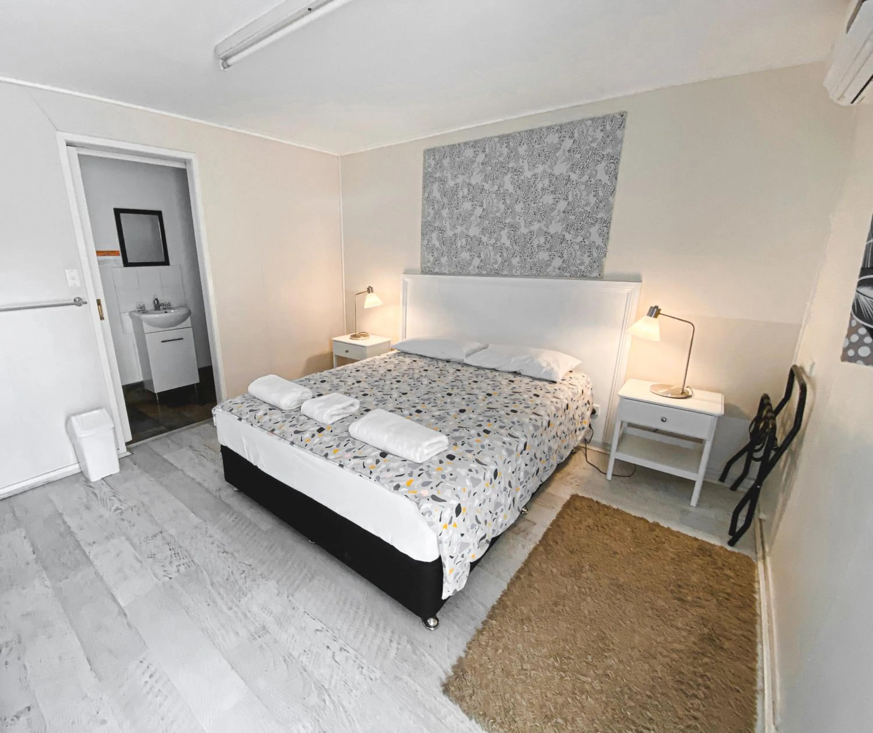 Bed in Warrego Hotel Motel Cunnamulla