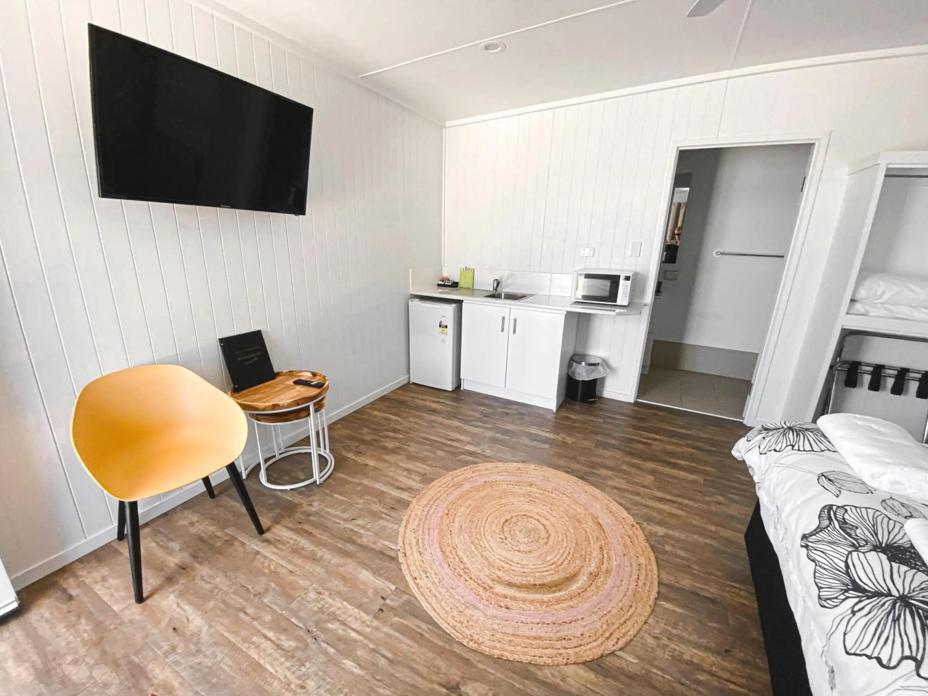 TV and multimedia, Bed in Warrego Hotel Motel Cunnamulla