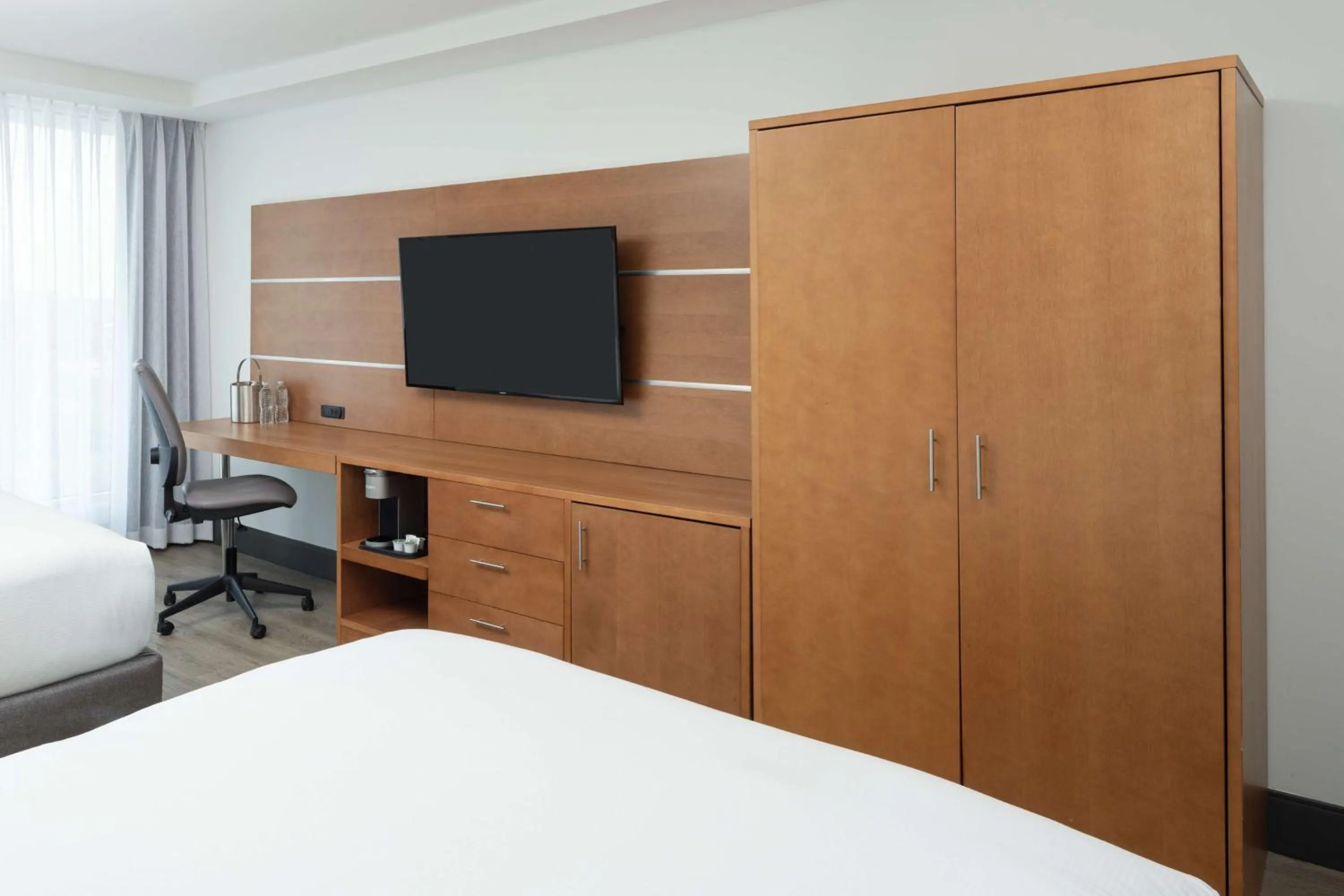 Bedroom, Bed in DoubleTree by Hilton Miami North I-95