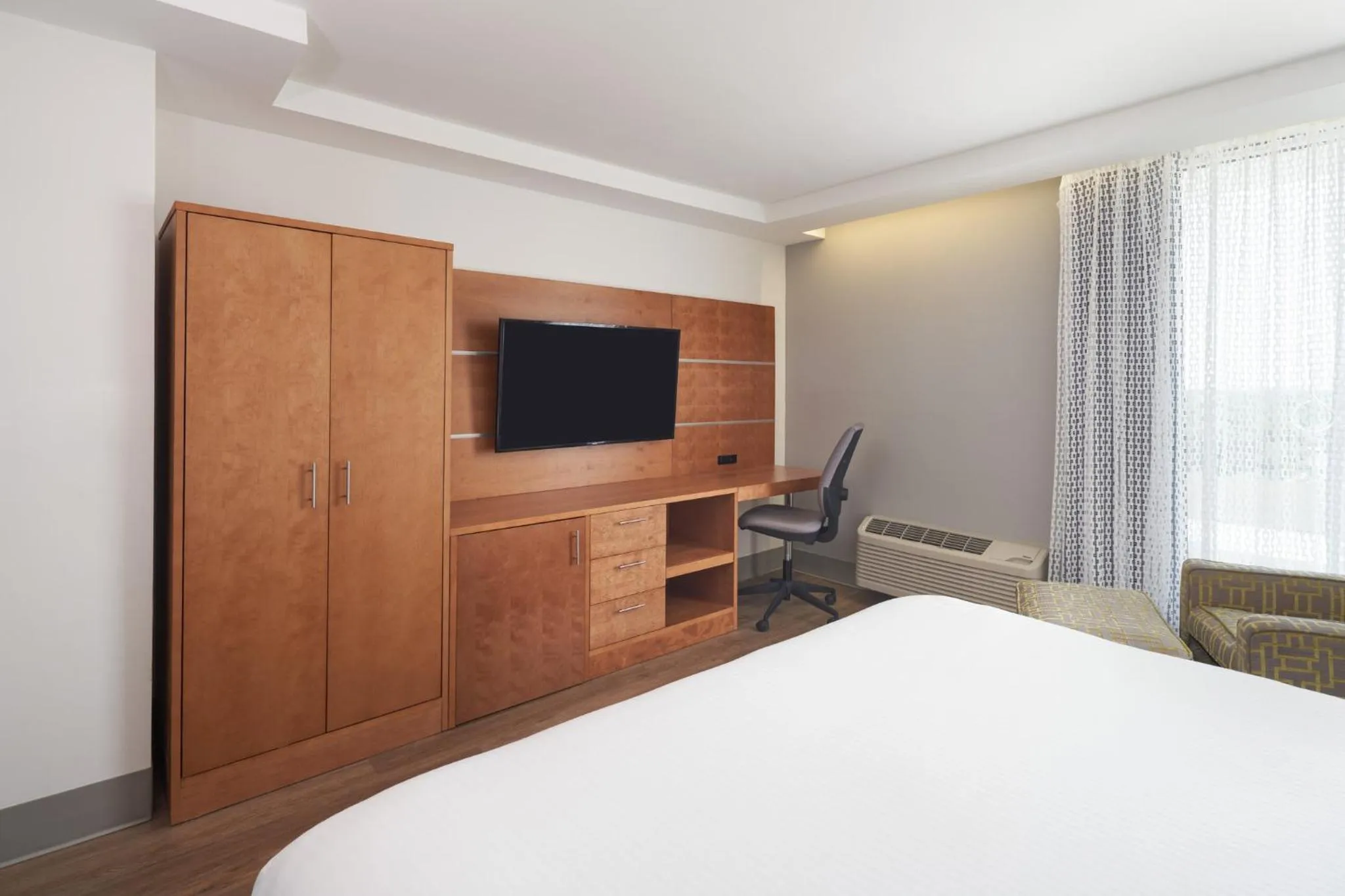 Photo of the whole room, Bed in DoubleTree by Hilton Miami North I-95