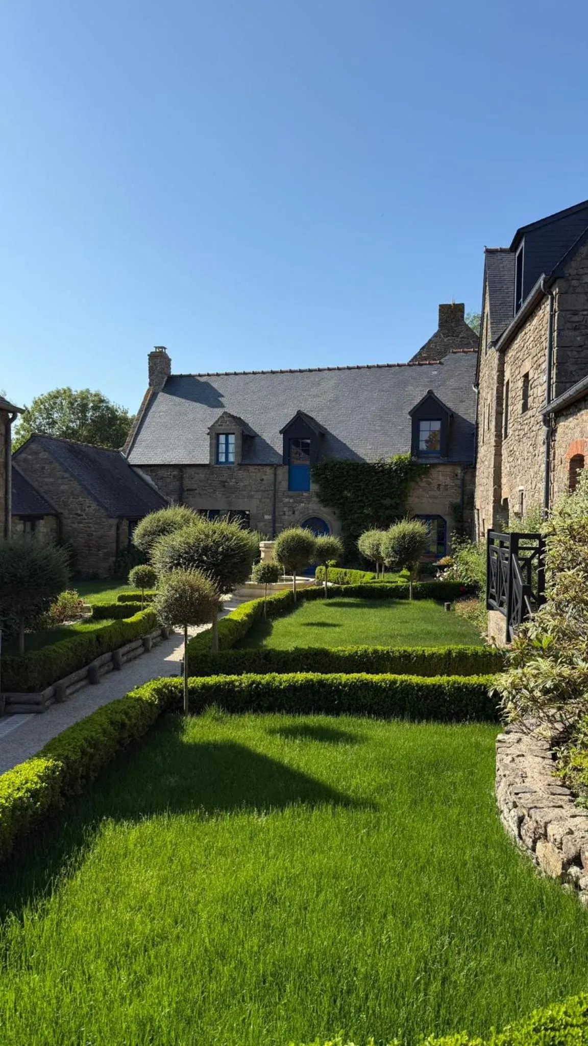 Inner courtyard view in Manoir Des Douets Fleuris