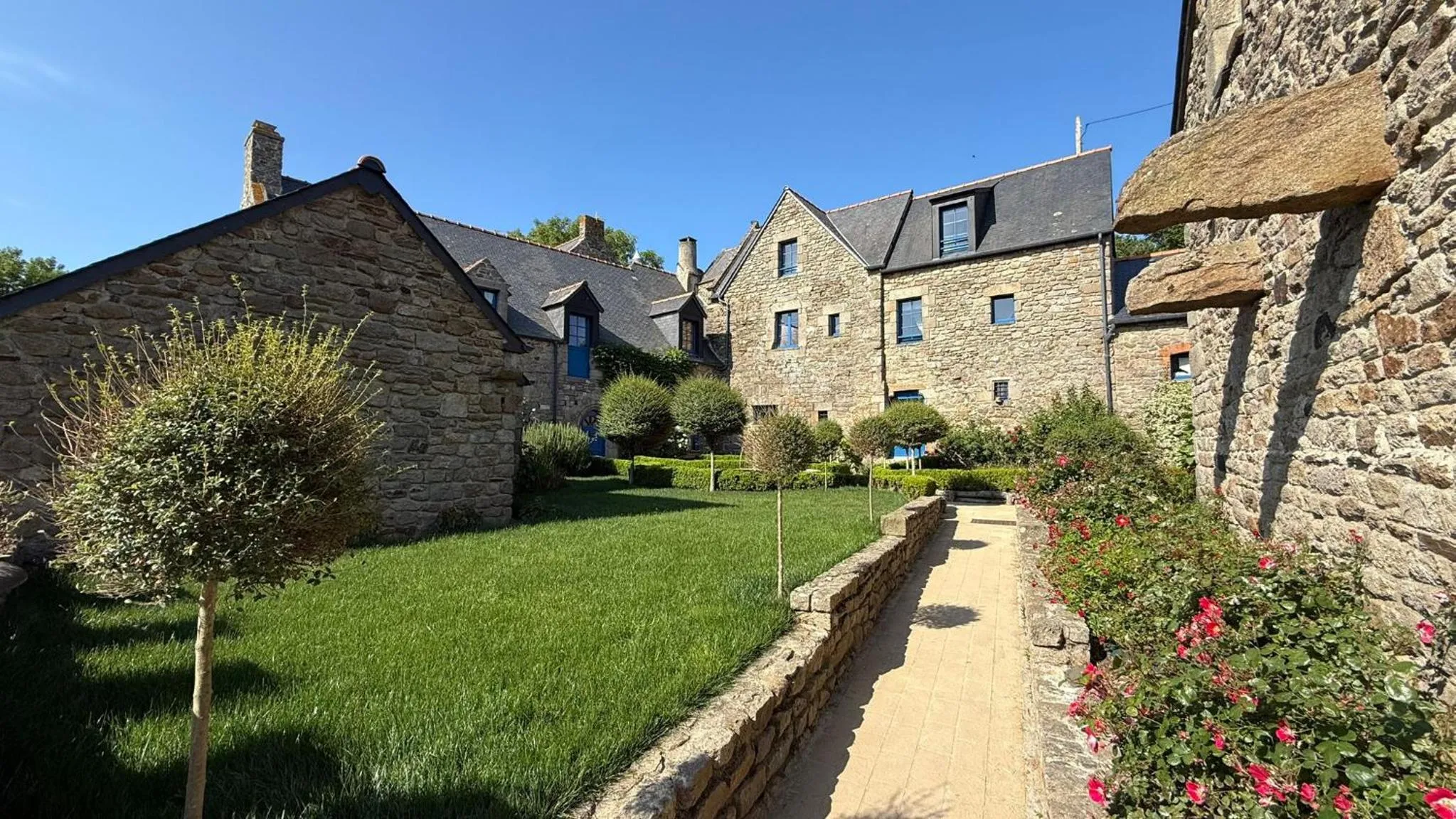 Inner courtyard view in Manoir Des Douets Fleuris