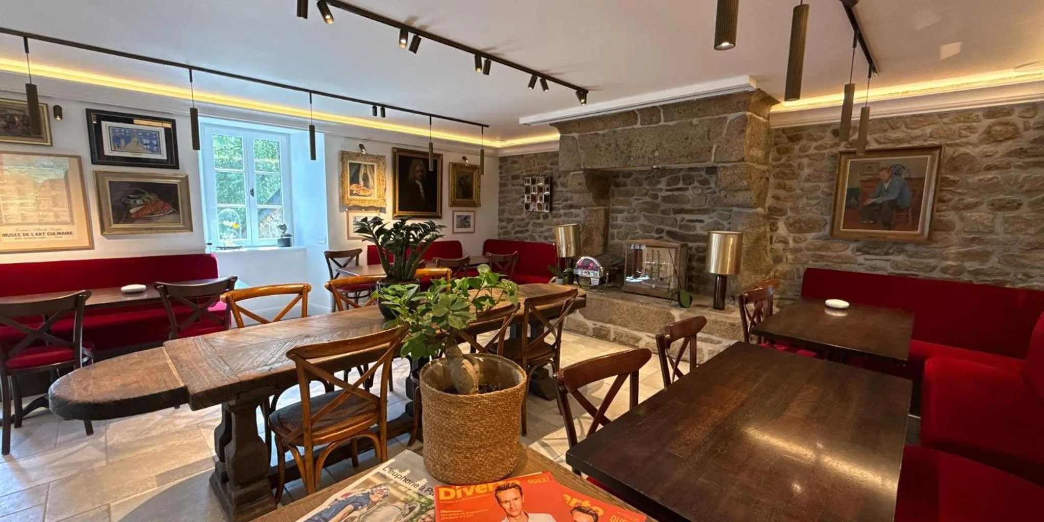 Restaurant/places to eat in Manoir Des Douets Fleuris