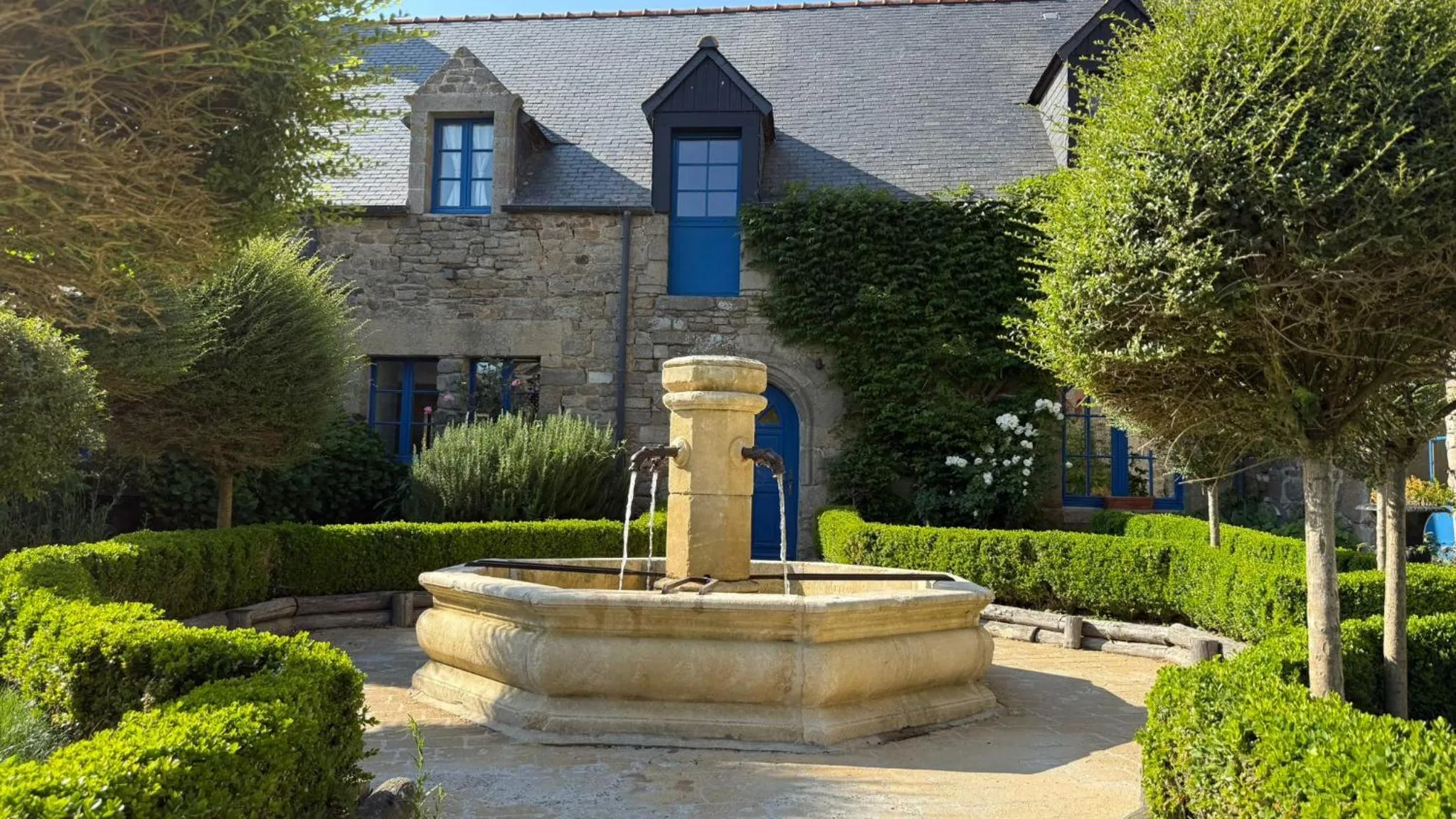 Inner courtyard view in Manoir Des Douets Fleuris