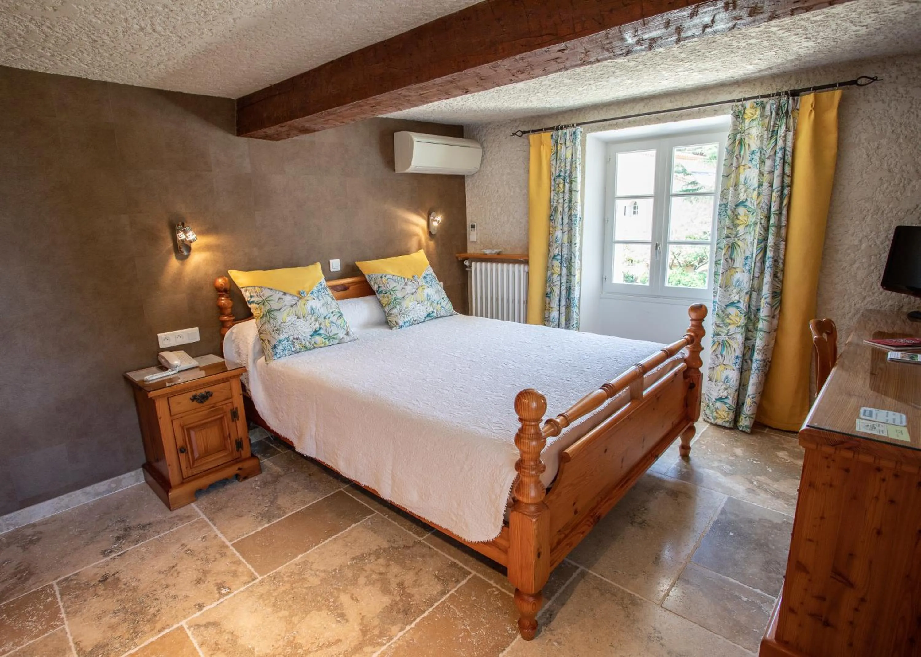 Bed in L' Escapade Hôtel & Restaurant