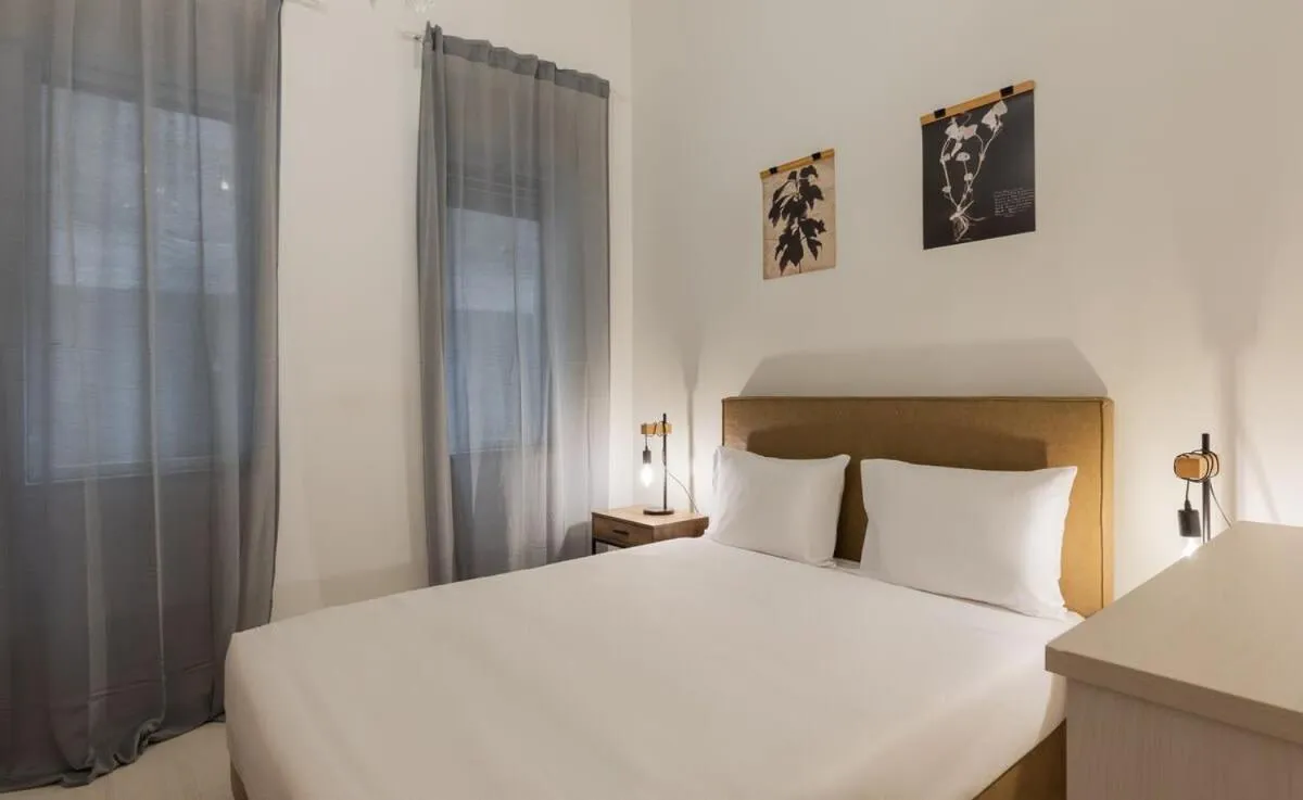 Bed in Modern Apartment w/ Garden 2 min from the Beach