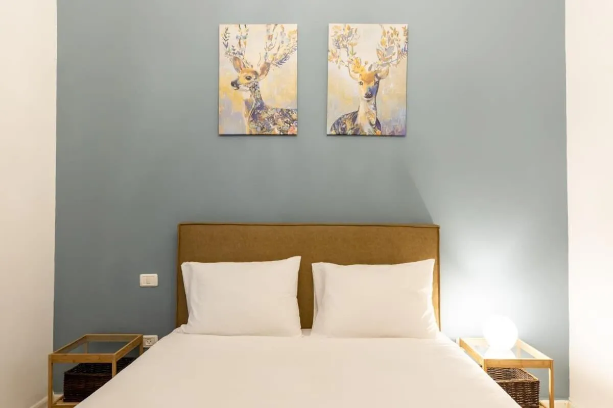 Bed in Modern Apartment w/ Garden 2 min from the Beach