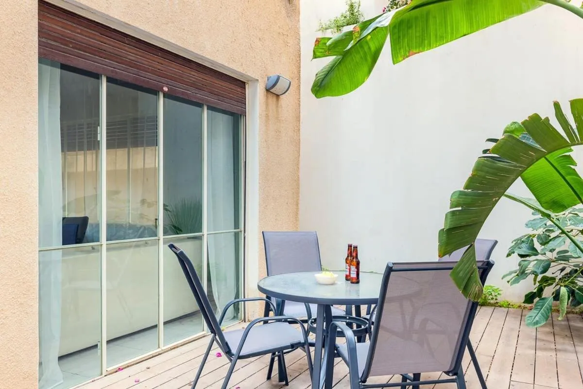 Modern Apartment w/ Garden 2 min from the Beach