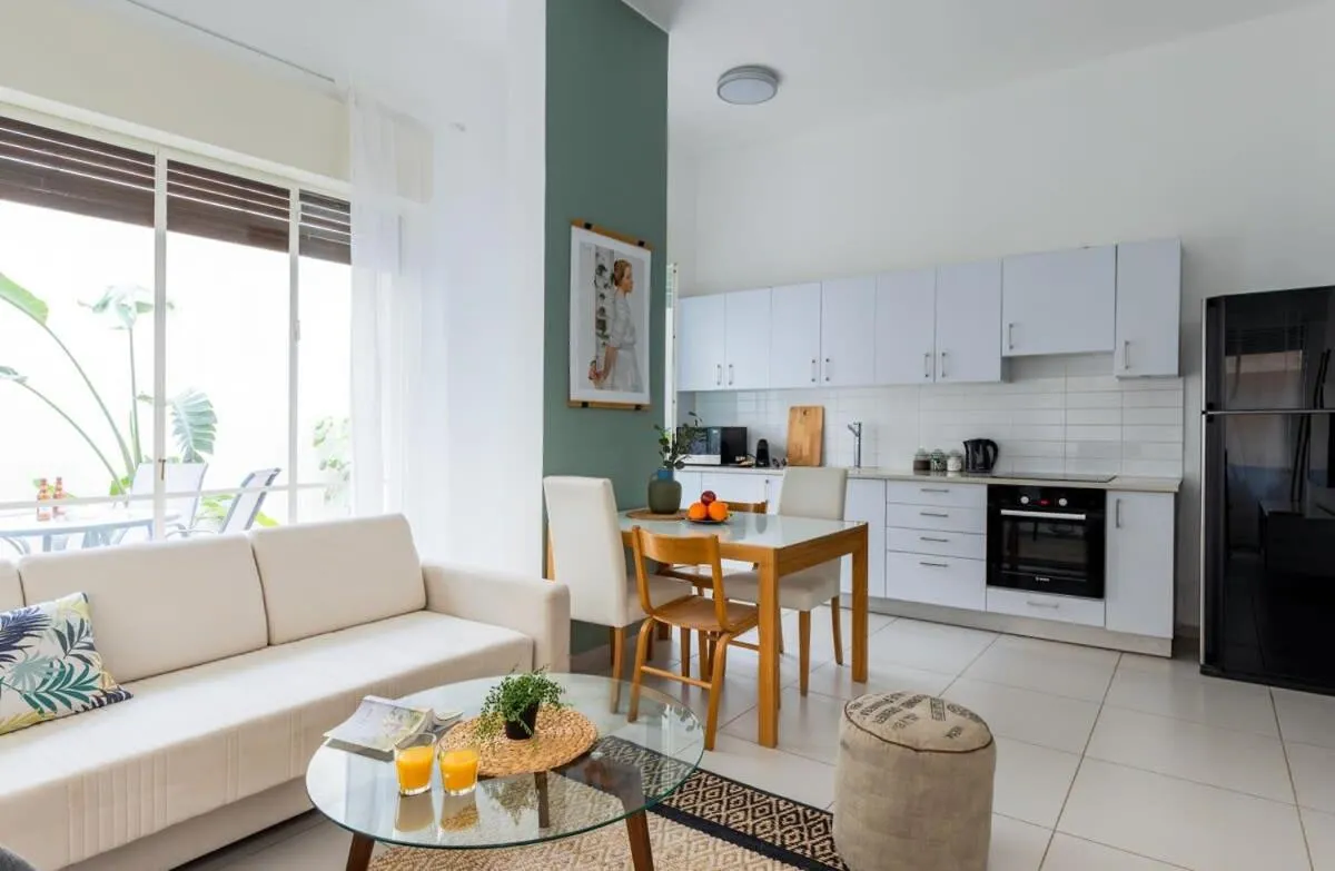 Modern Apartment w/ Garden 2 min from the Beach