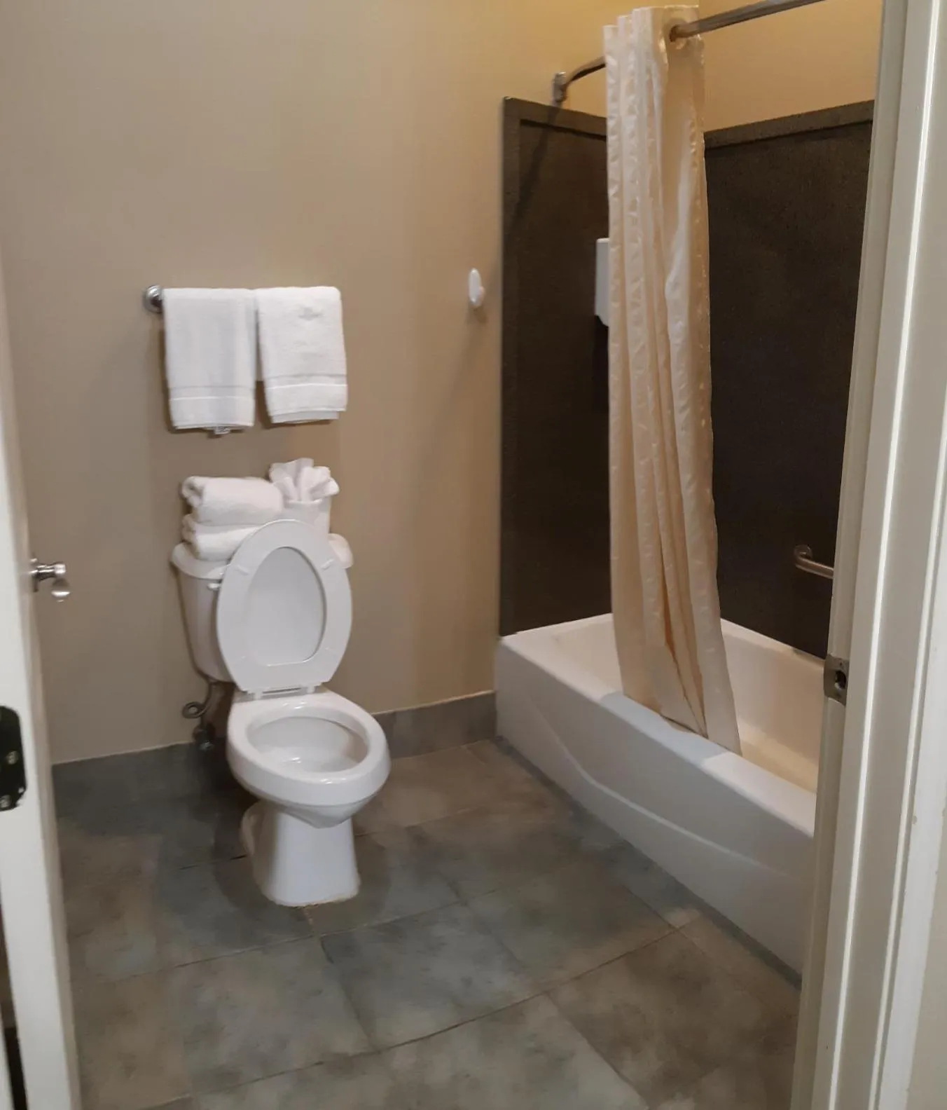 Toilet in Cotulla Whitten Inn