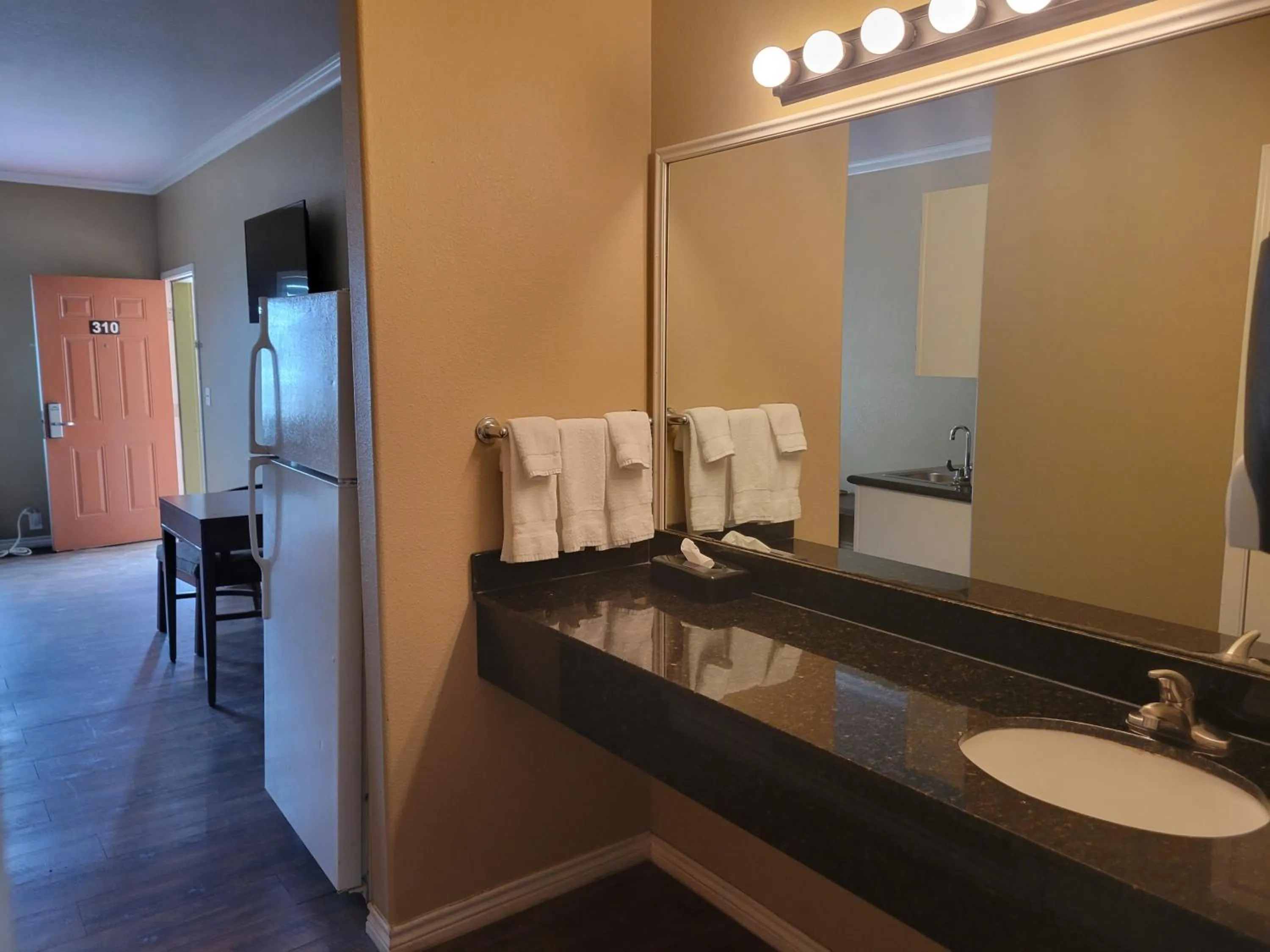 Bathroom in Cotulla Whitten Inn