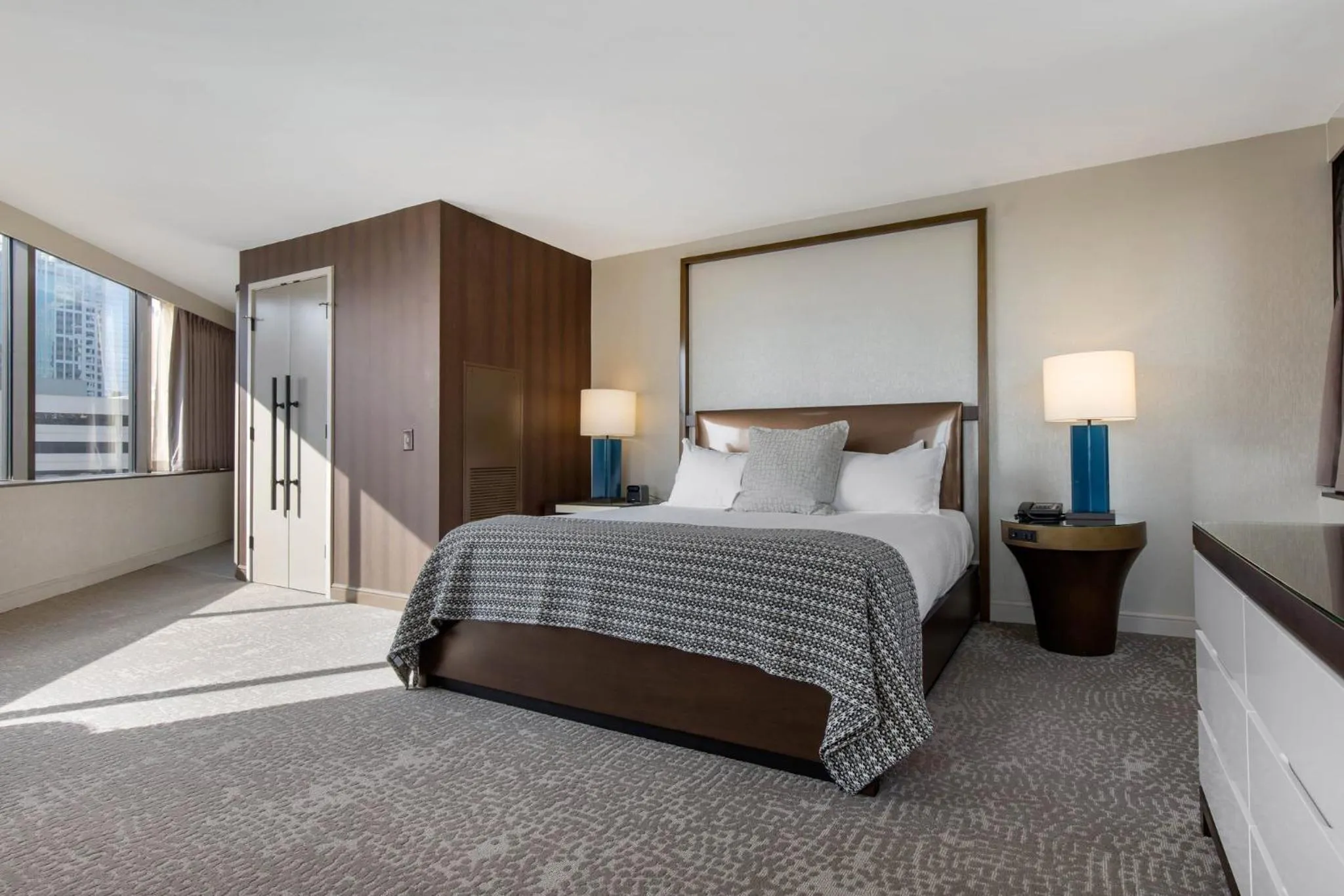 Bedroom, Bed in Omni Charlotte Hotel