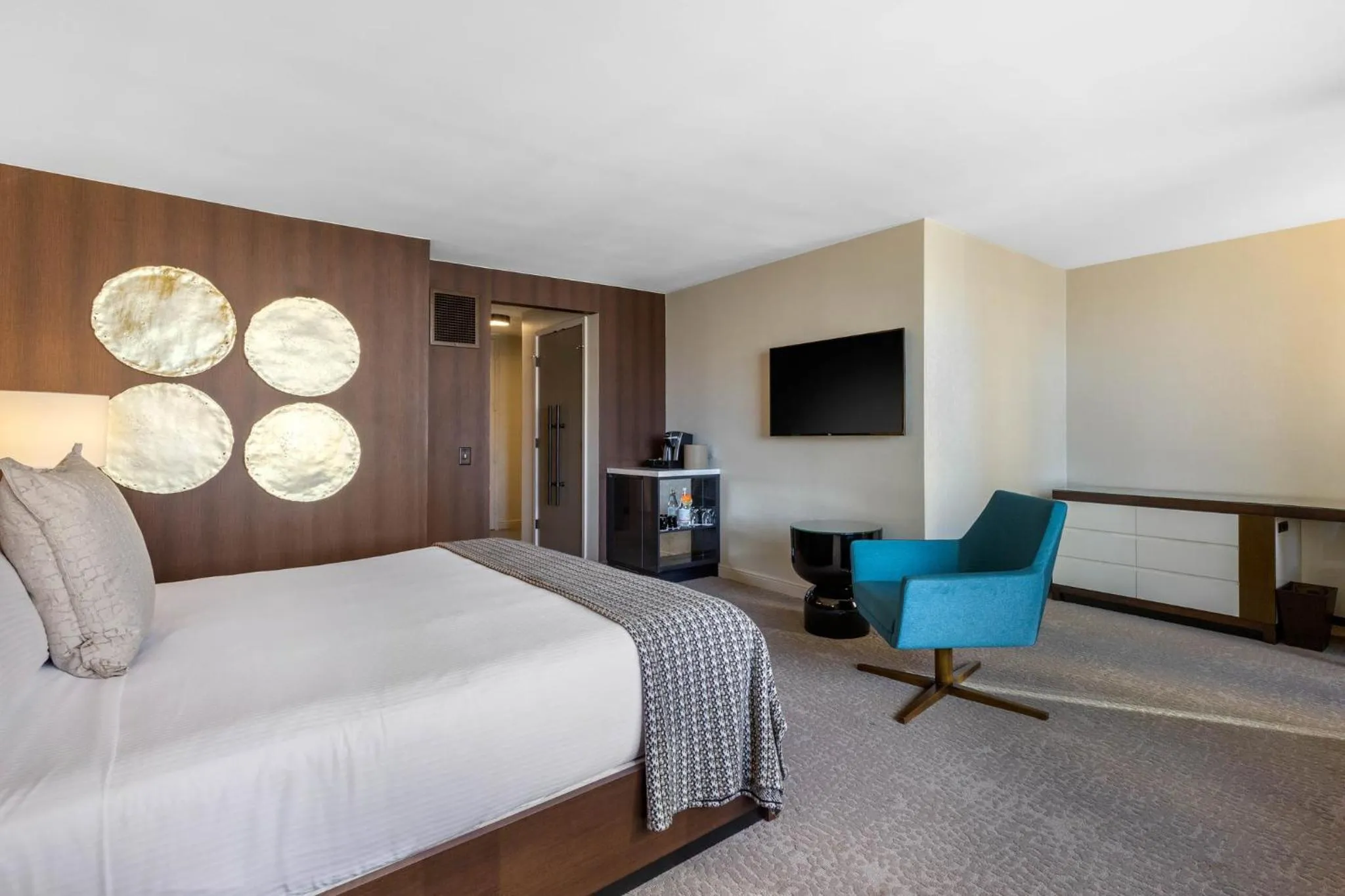 Photo of the whole room, Bed in Omni Charlotte Hotel