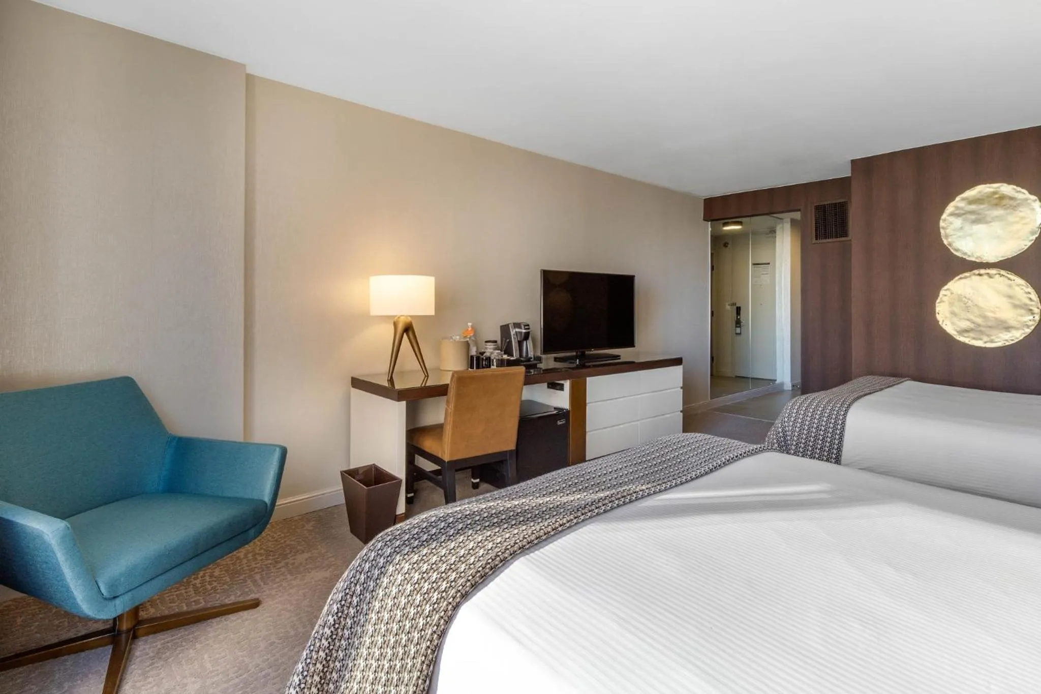 Photo of the whole room, Bed in Omni Charlotte Hotel