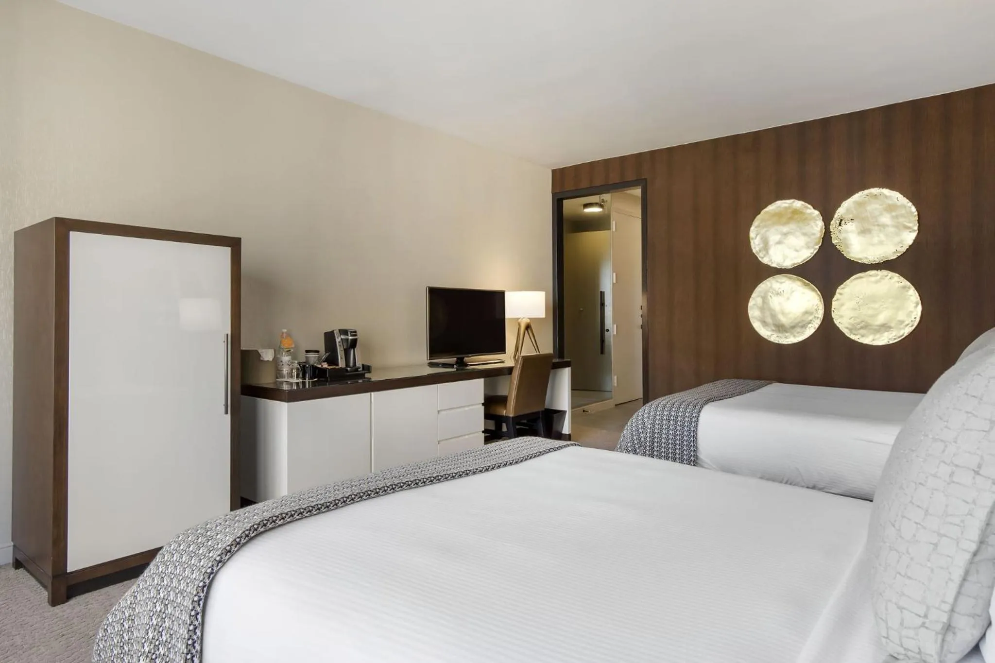 Photo of the whole room, Bed in Omni Charlotte Hotel