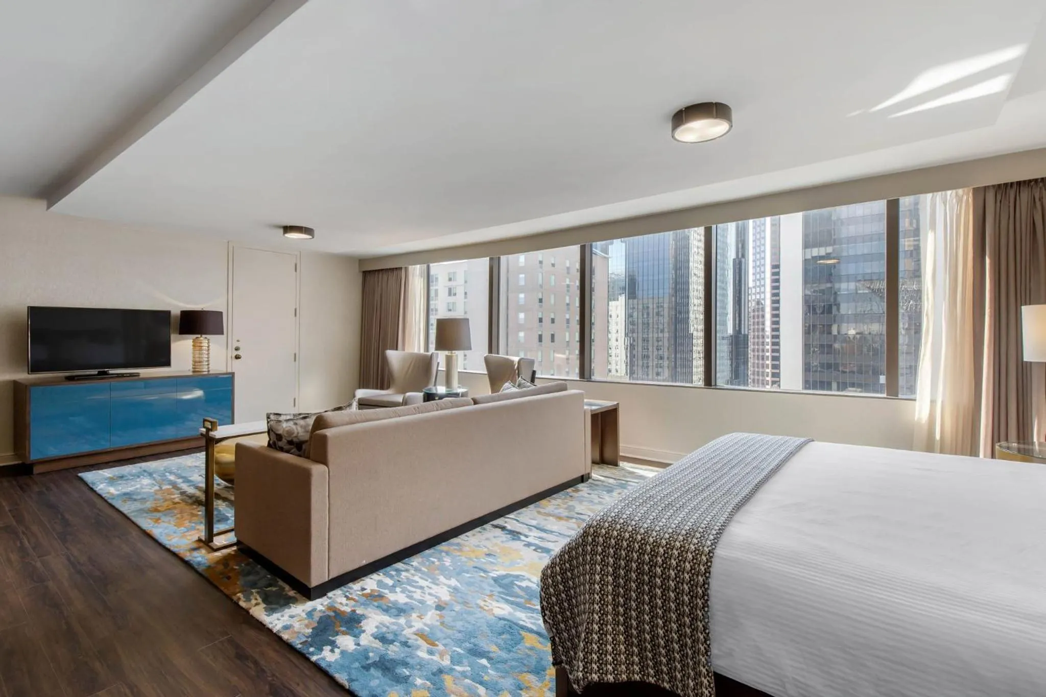 Bedroom, Bed in Omni Charlotte Hotel