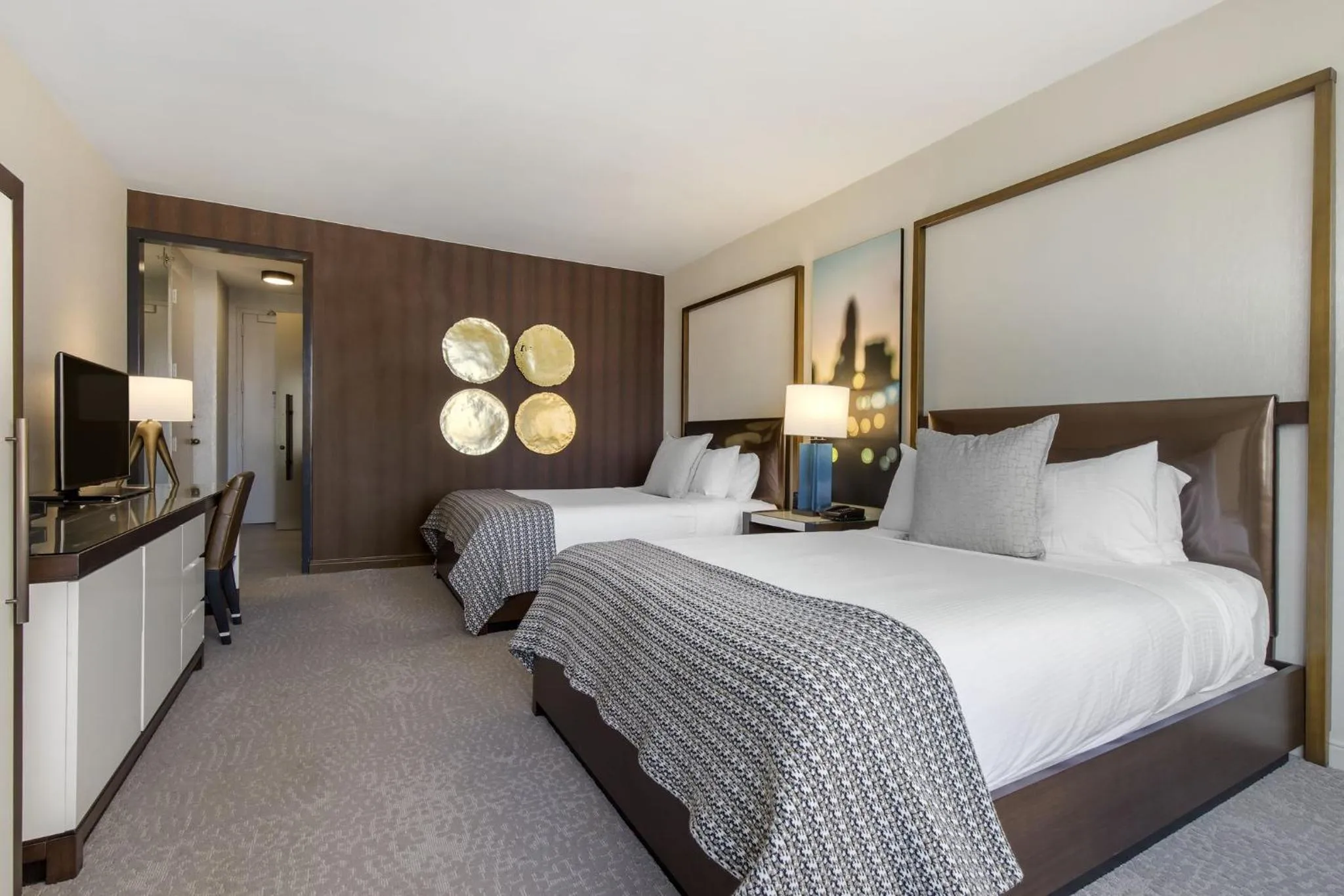 Photo of the whole room, Bed in Omni Charlotte Hotel