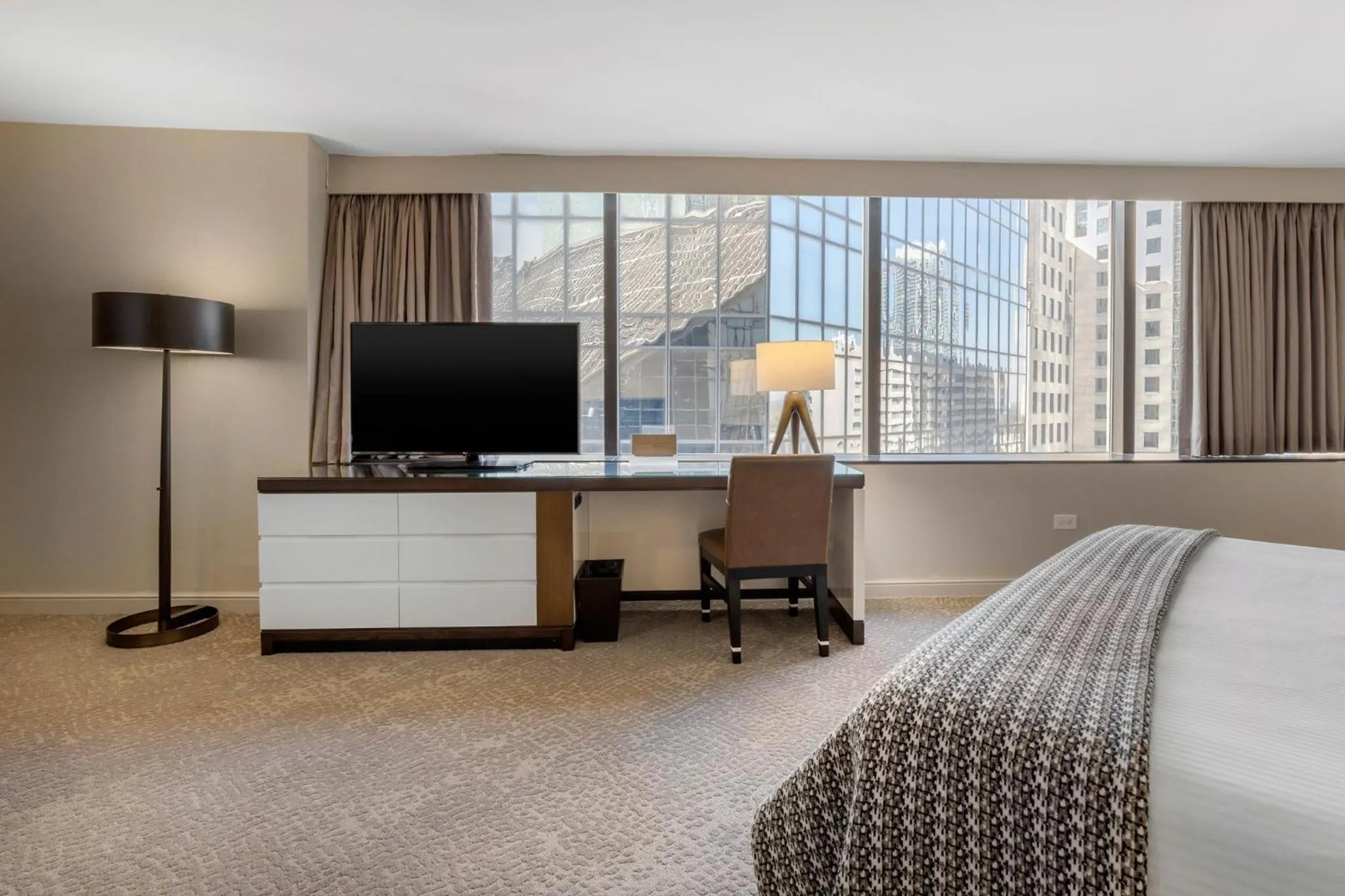 Bedroom, Bed in Omni Charlotte Hotel