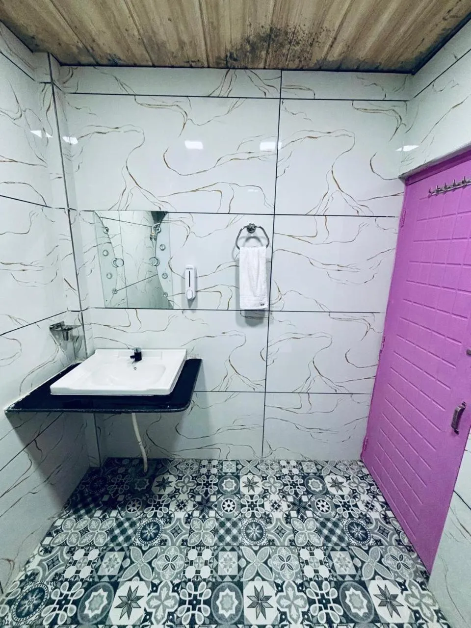 Shower in Hotel Amar