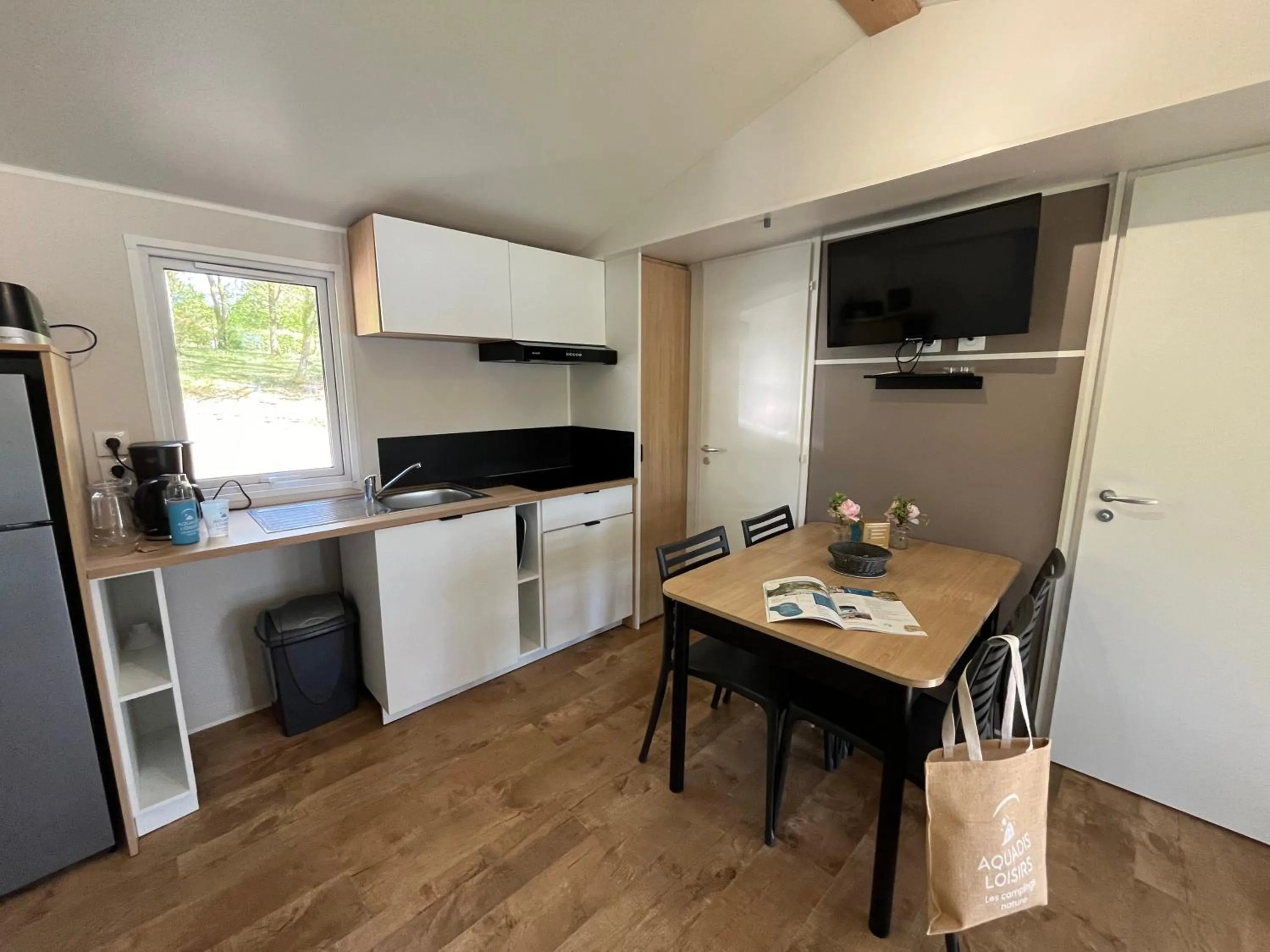 kitchen in Camping du Lac de Saint-Pardoux