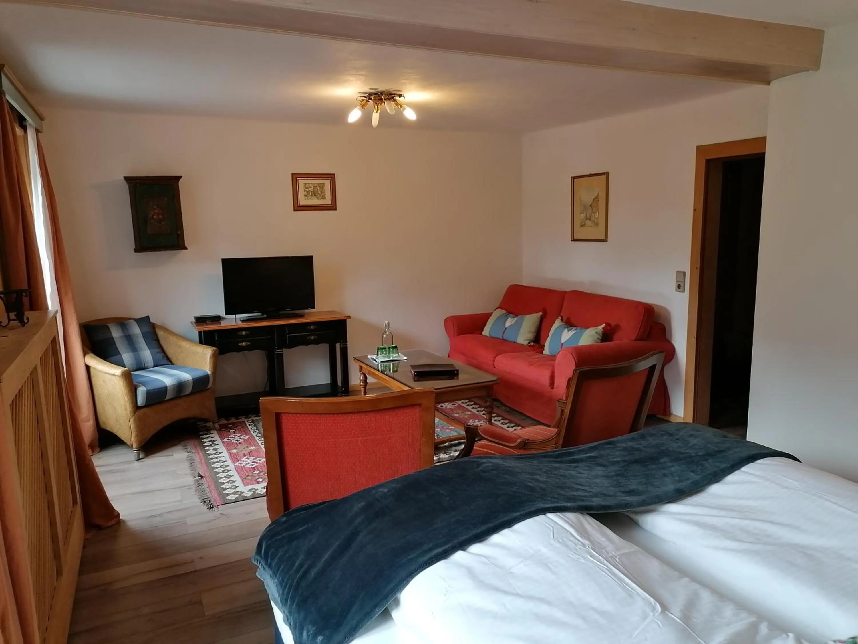 Living room, Bed in Hotel Schlosswirt