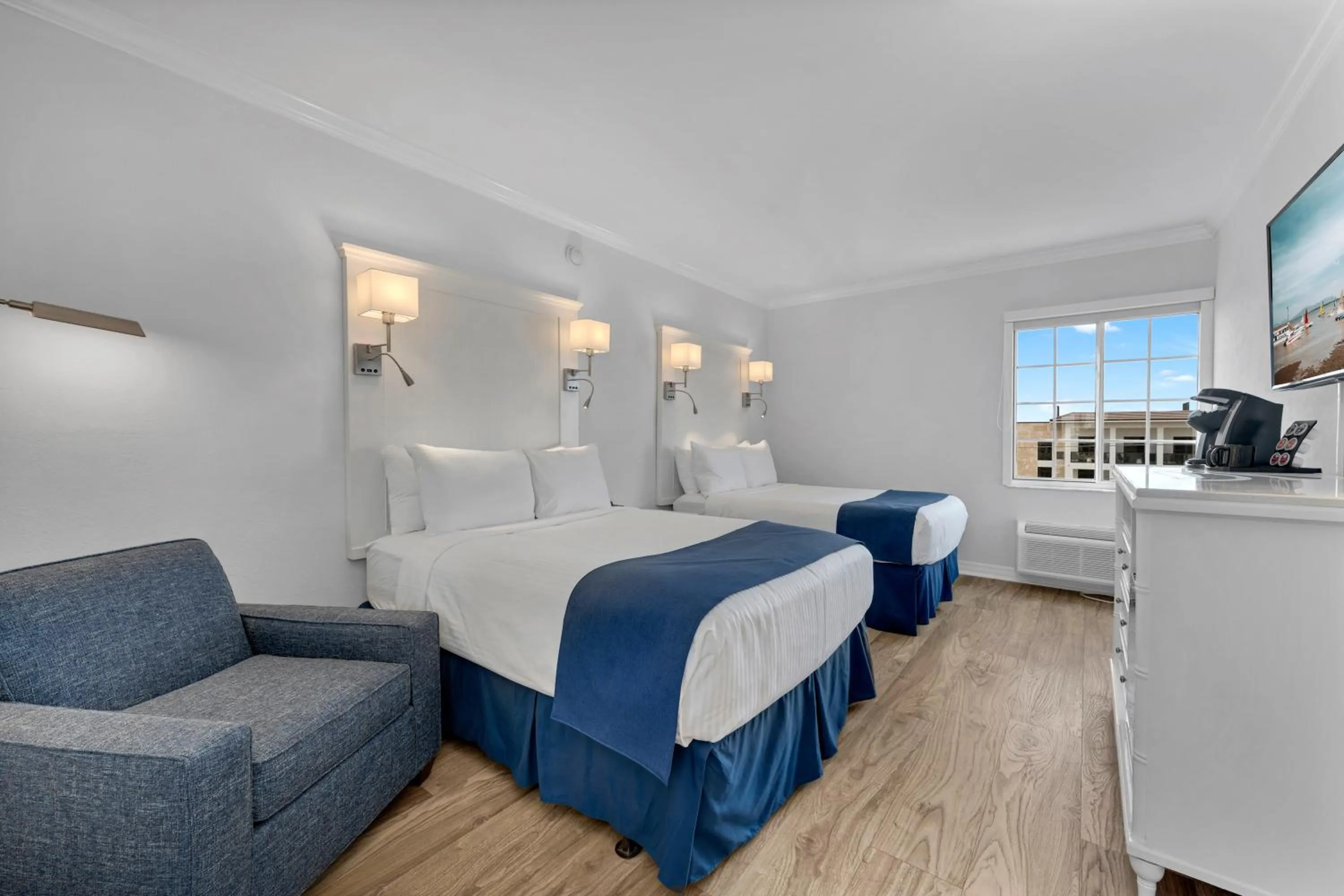 Bed in Bayfront Inn 5th Avenue