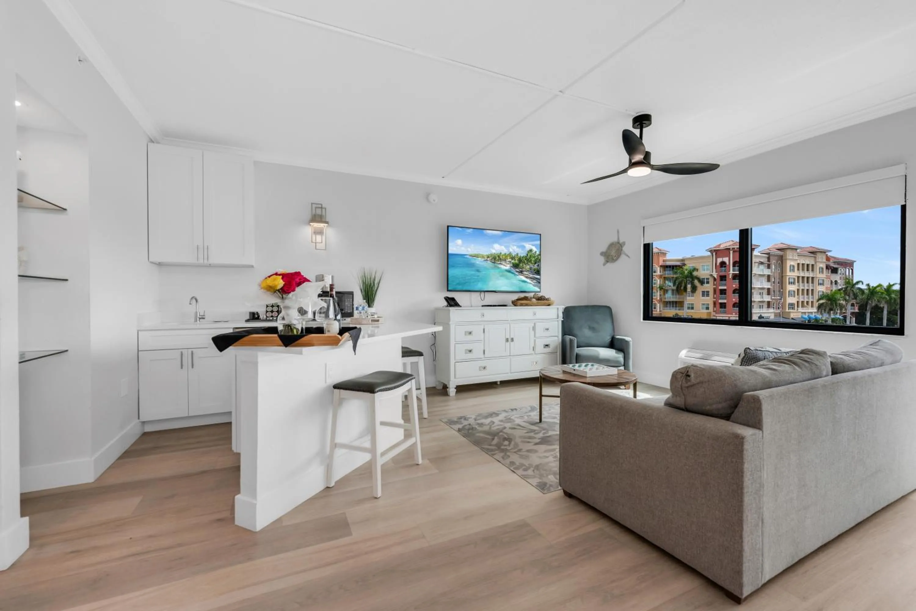 Kitchen or kitchenette in Bayfront Inn 5th Avenue