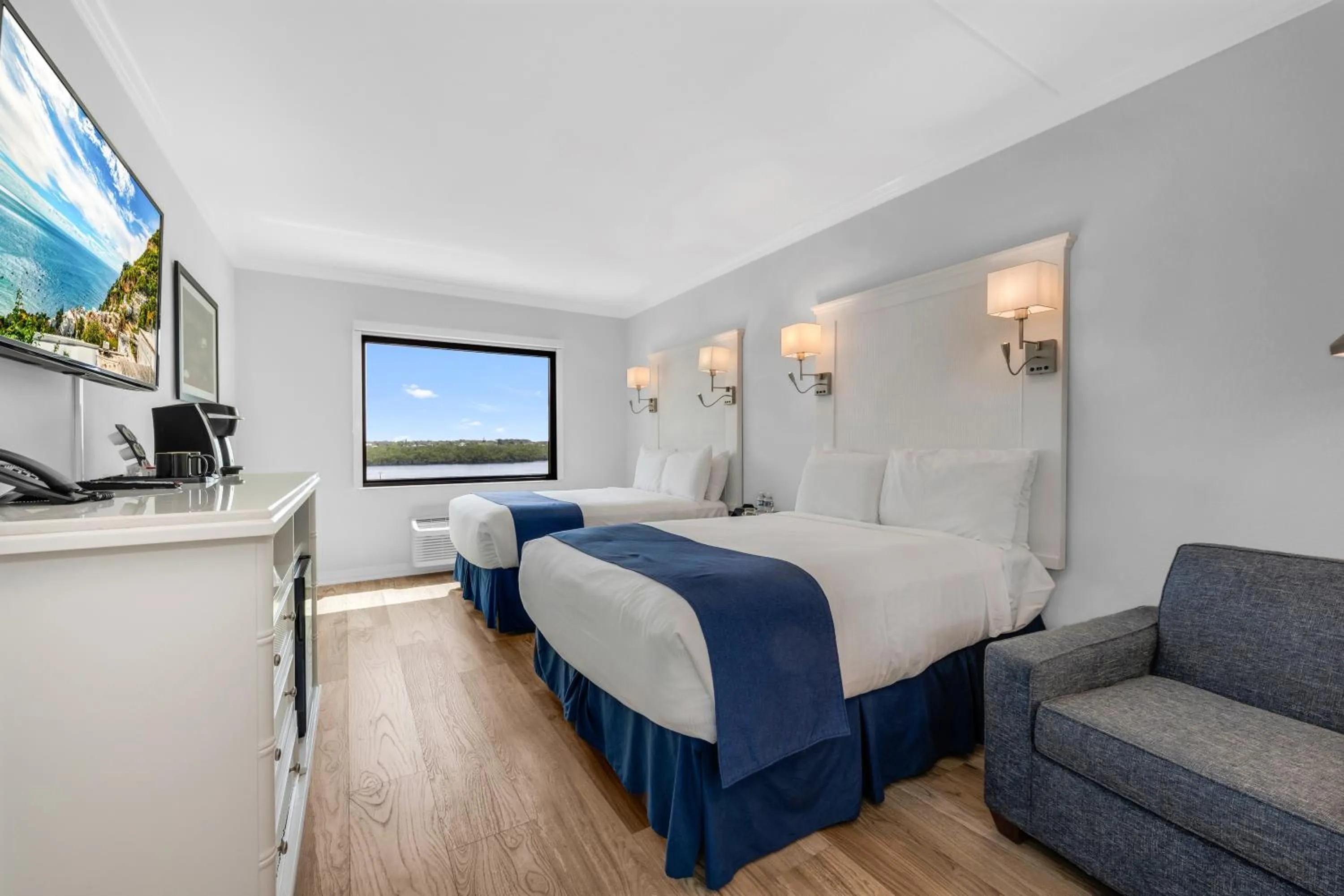 Bed in Bayfront Inn 5th Avenue