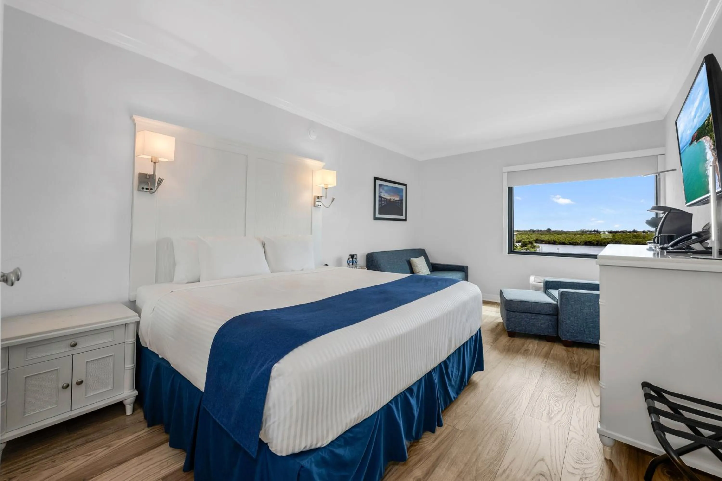 Bed in Bayfront Inn 5th Avenue