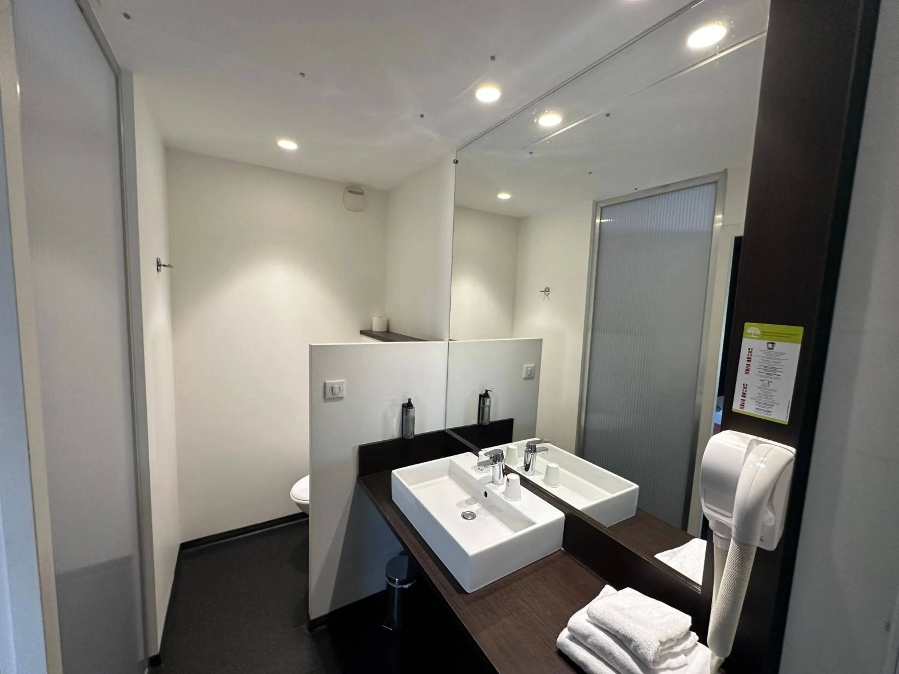 Bathroom, Bed in Hôtel Gardenia Bordeaux Est